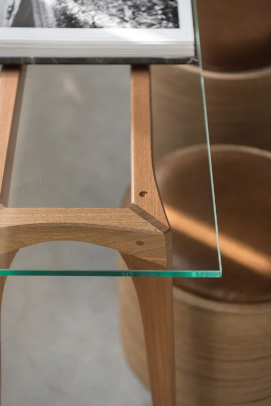 SOSSEGO_AMSTERDAM CONSOLE TABLE, DODORA POUF.jpg