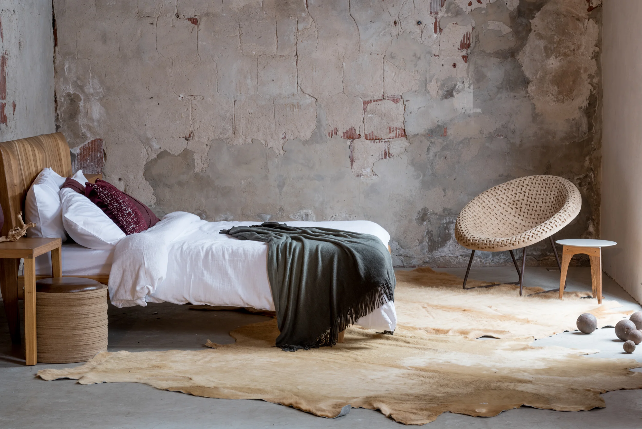 Sossego_DODORA POUF, CAETANO SIDE TABLE, OK SIDE TABLE, TULIPA QUEEN BED.jpg
