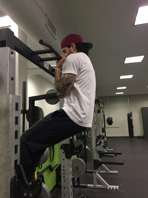 Chin-Up with poor scapular control at top