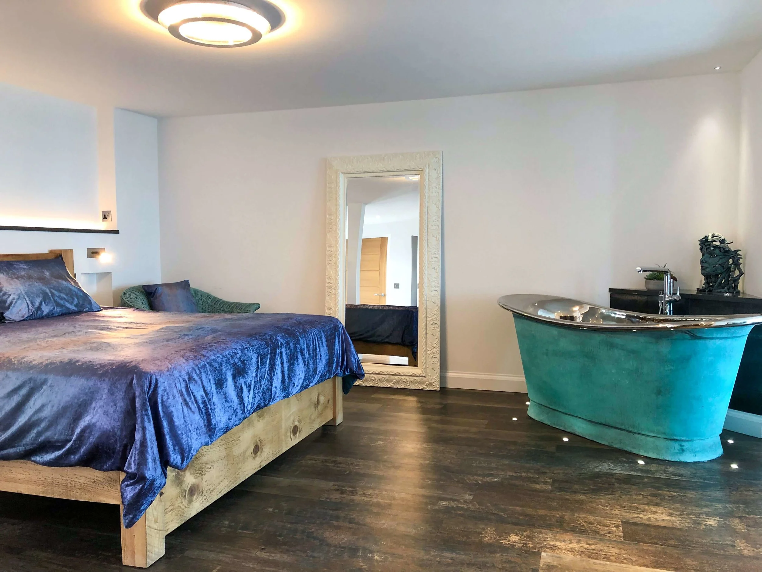 silver-sea-bed-area-with-spa-bath.jpg
