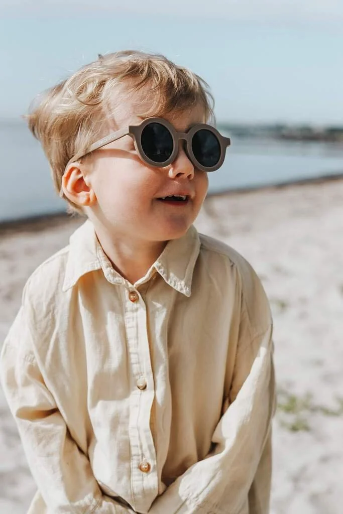 gafas-sol-sostenibles-grech-and-co-gris-piedra-mon-petit-retro-5.jpg