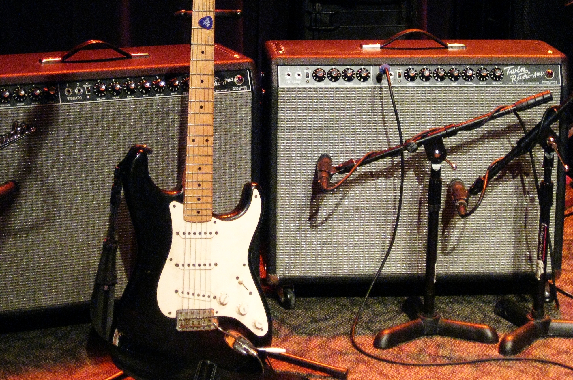 Oz_Noy's_Fender_Strat_&_Fender_Twin_Reverbs_(probably_rented),_Jazz_Alley,_2011-02-01.jpg