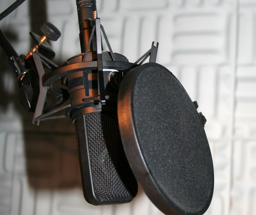 Studio_microphone_with_pop_shield.jpg