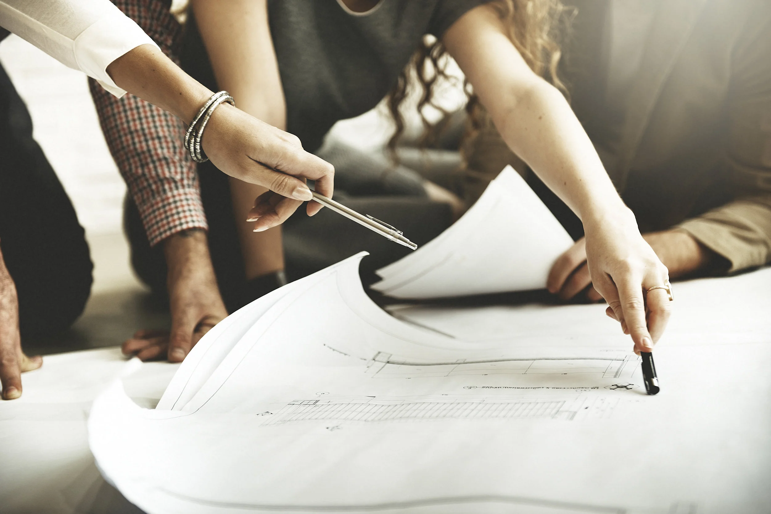 architect-design-project-meeting-discussion-P55LMJV.jpg