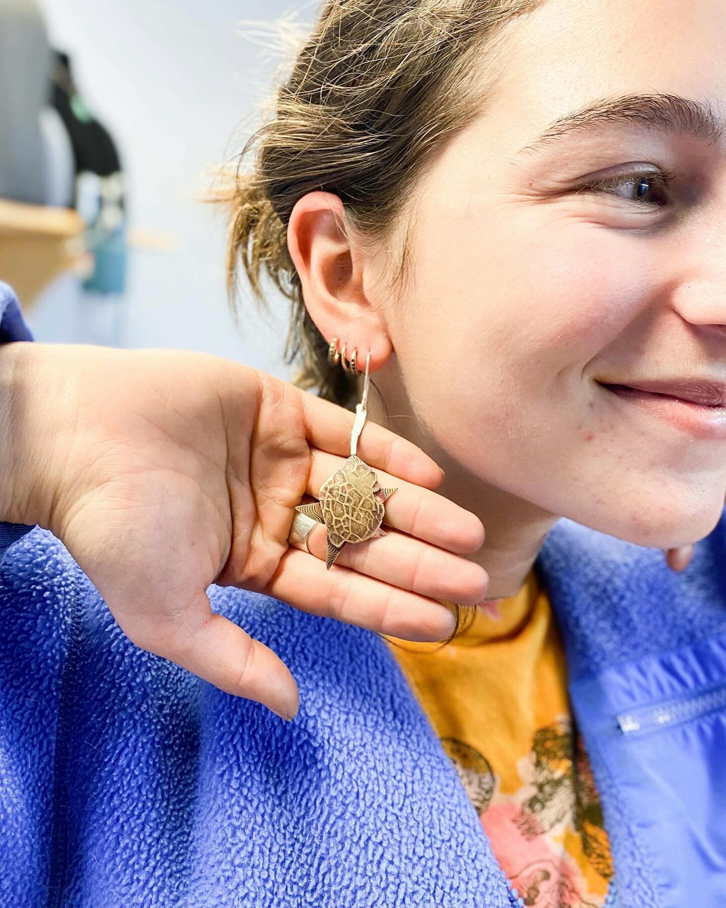 Results of the earrings class this week! Inspiration and skills were flowing. 👏👏👏 

More classes available on LyndseyRieple.com and cottonwoodsls.com

#metalsmithingclass #coloradoclasses #coloradoworkshops #jewelrymaking #jewelrymakingworkshops #