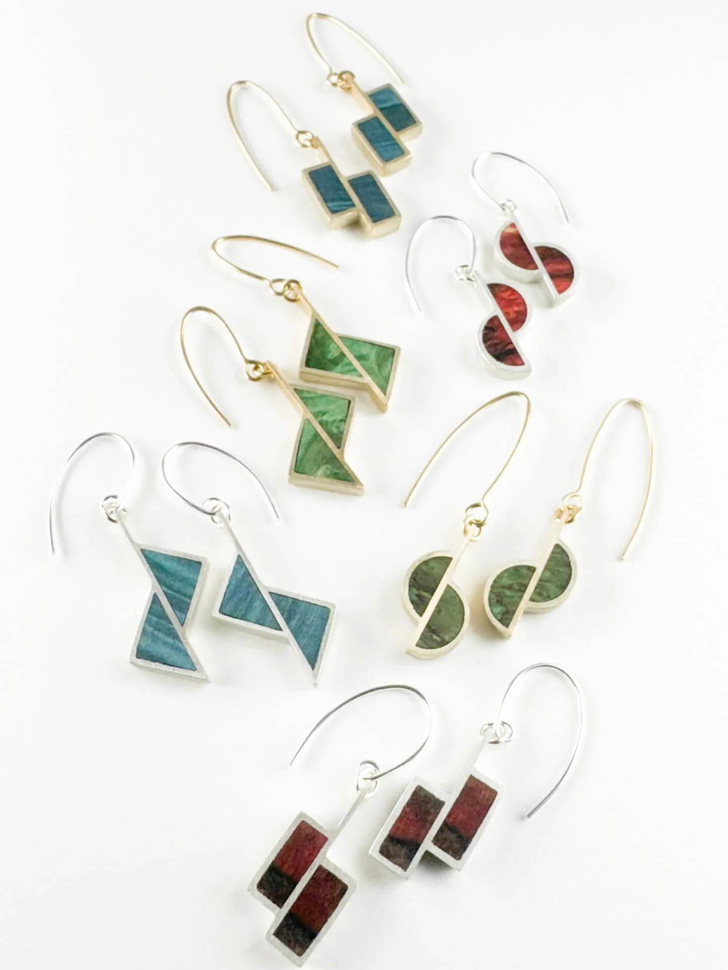 🤞Completed sets of Through n’ Through earrings for a competition I entered! Which is your favorite? 
I am thoroughly enjoying utilizing the stabilized wood as a natural feature with pizzazz. The designs of the inlay are naturally occurring in