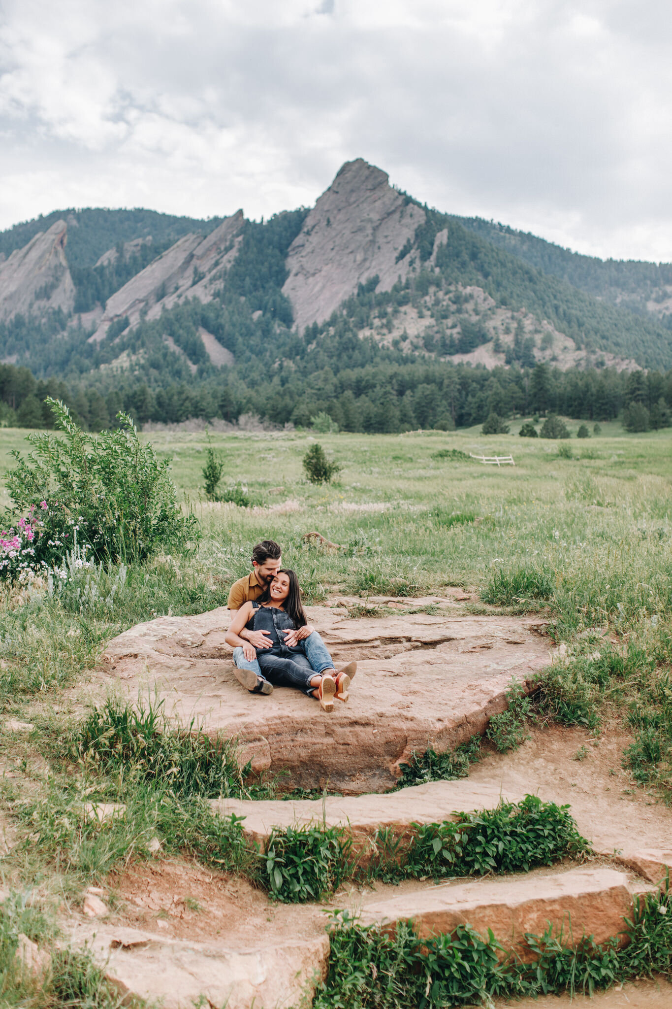 Couple enjoying Chautauqua in Boulder during a very green summer in Colorado-4.jpg