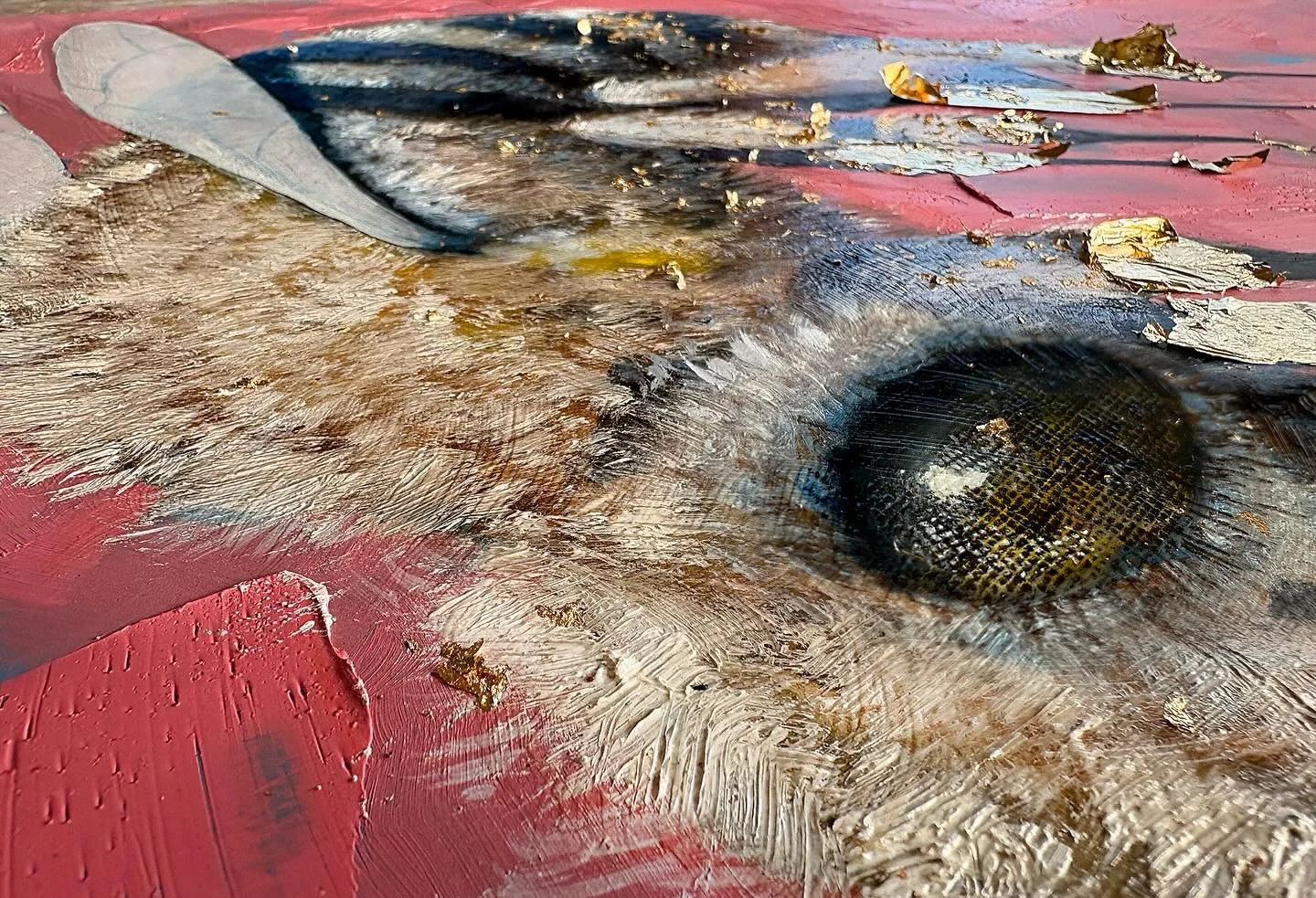 &lsquo;BEE&rsquo;
Juicy oil and gold leaf (aka pollen) currently on the go. 
Weird angle right? More on this closer to finish time..

#bees #oilandgoldleafpainting #leithomalley #beepollen🐝 #liquin #ᴡᴏʀᴋɪɴᴘʀᴏɢʀᴇss