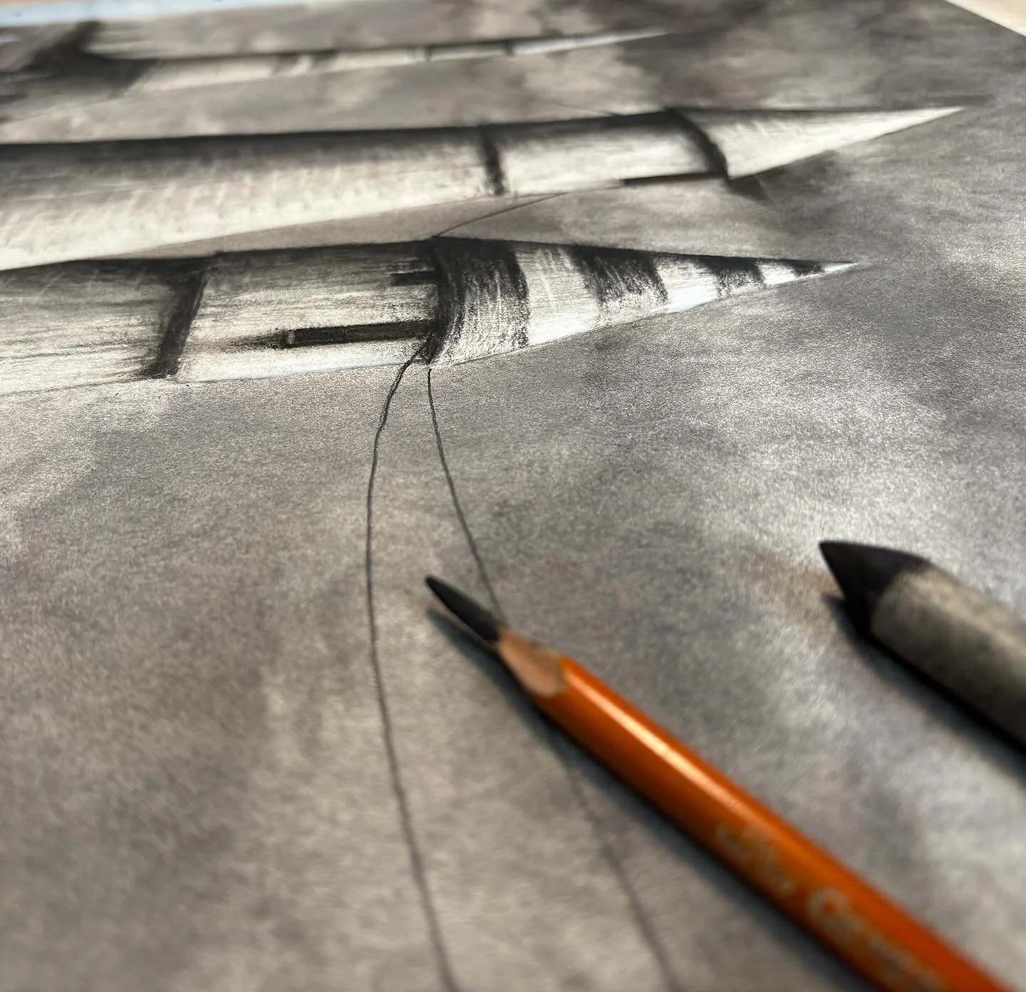 Finishing off a large charcoal drawing tonight which I&rsquo;ll post in the coming daze..

#charcoaldust #charcoalpencilart #hiromi #listeningtojazz #inspired