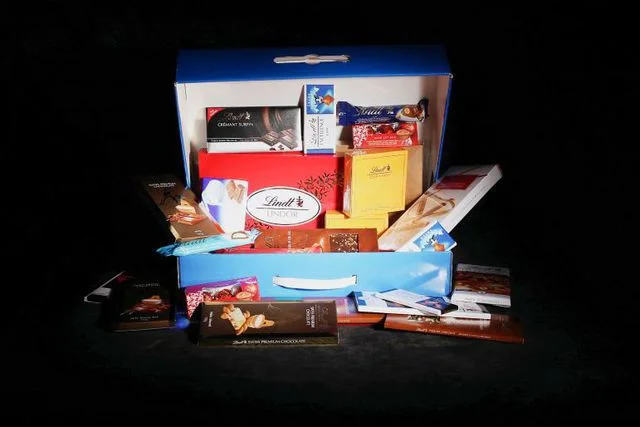 So sieht der 4 KG schwere Lindt Schoko-Koffer aus