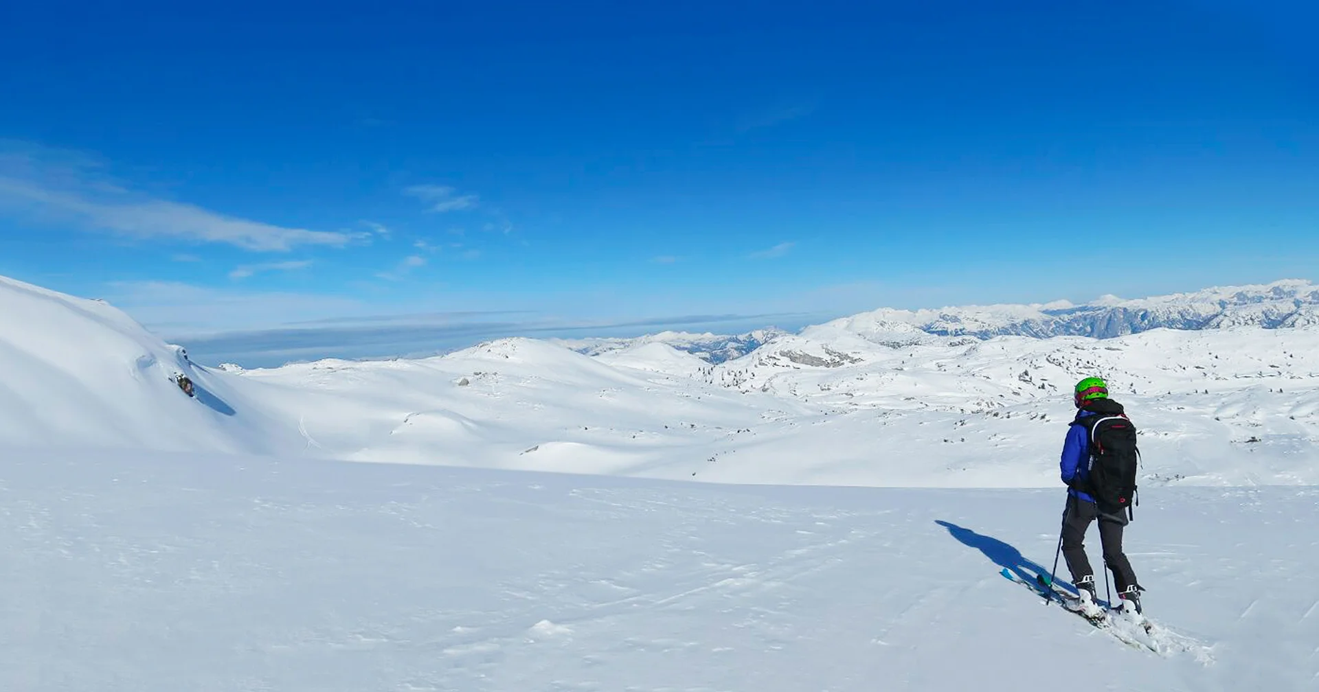 The author, on one of those typical free-time activities of millennials. Casually crossing the Dachstein glacier in Austria on skis. Winter 2017/18