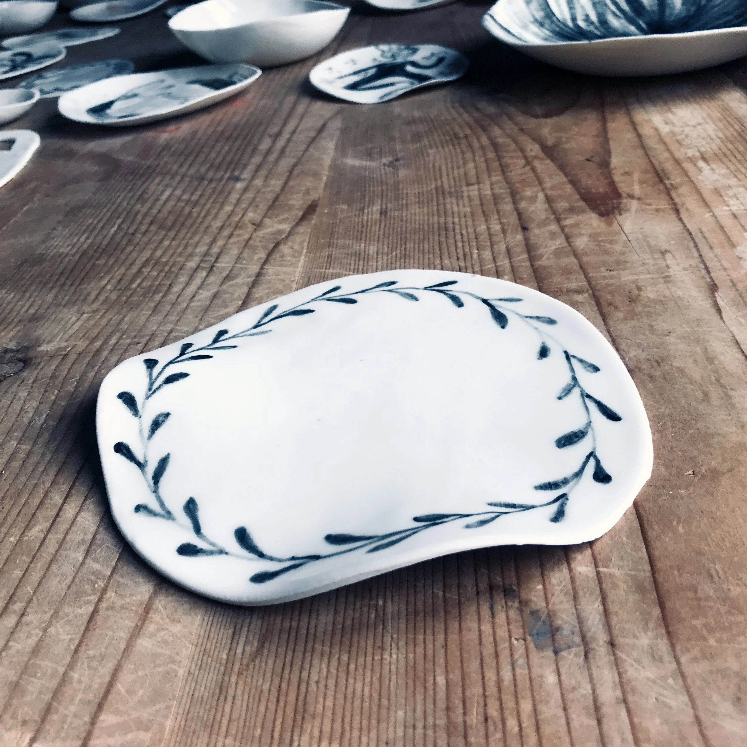 swirlylaurel2_porcelainplate_biancatschaikner.jpg