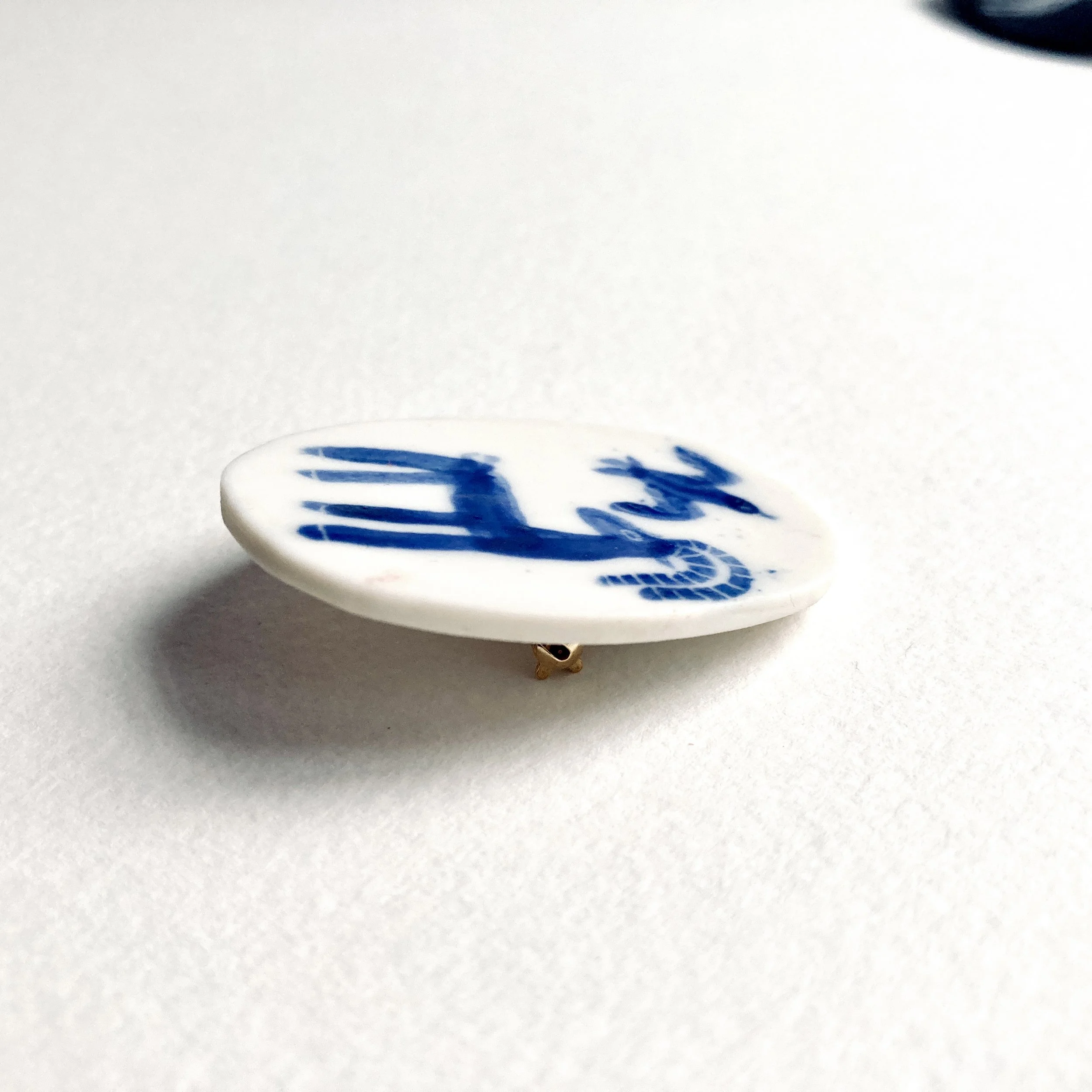 hunters_porcelainbrooch_fineartprint_biancatschaikner2.JPG