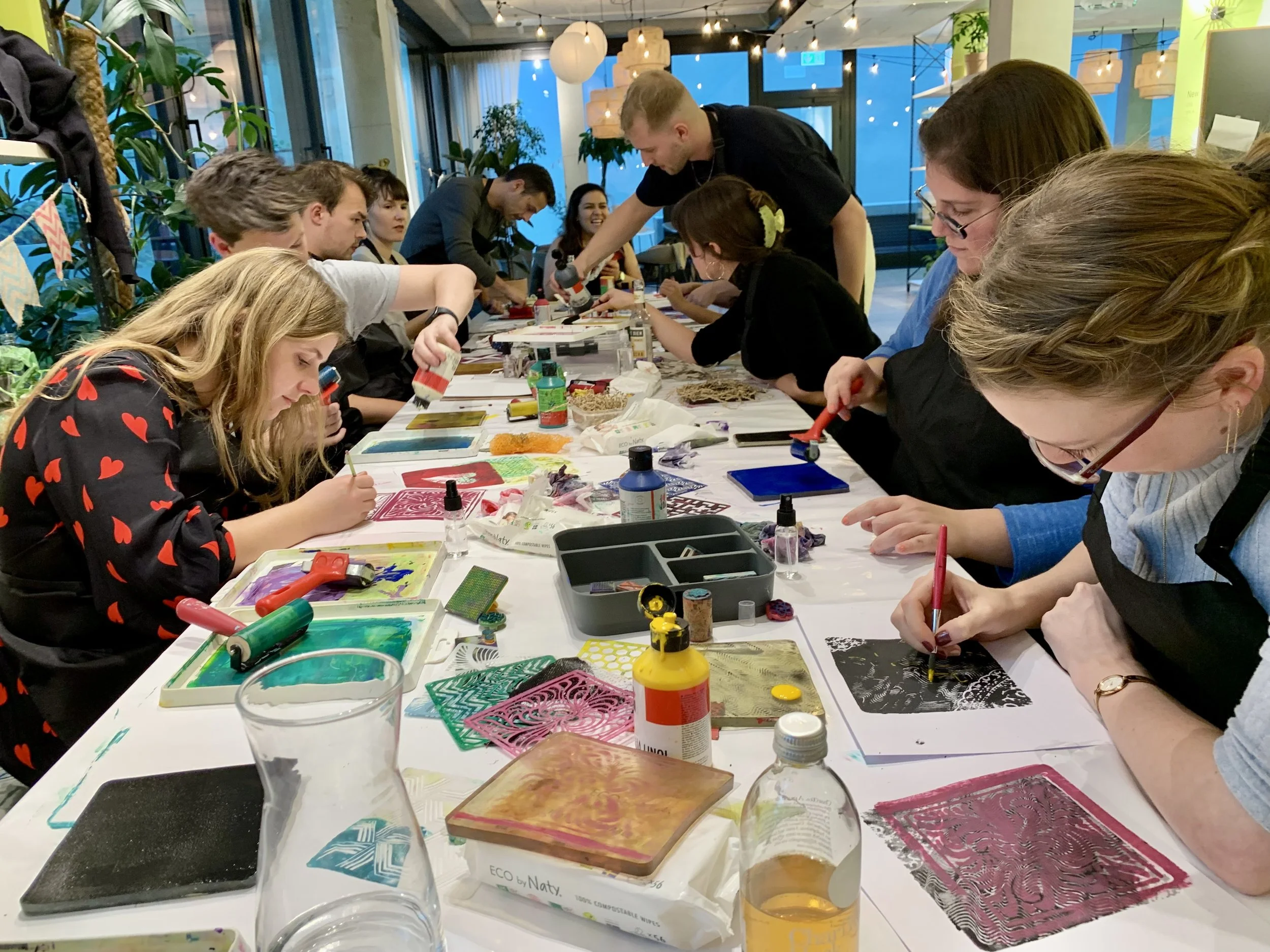 Team making gel prints in Berlin – playful teambuilding workshop
