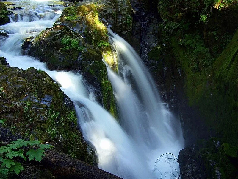 White_cascade_of_Sol_Duc_Falls.jpg