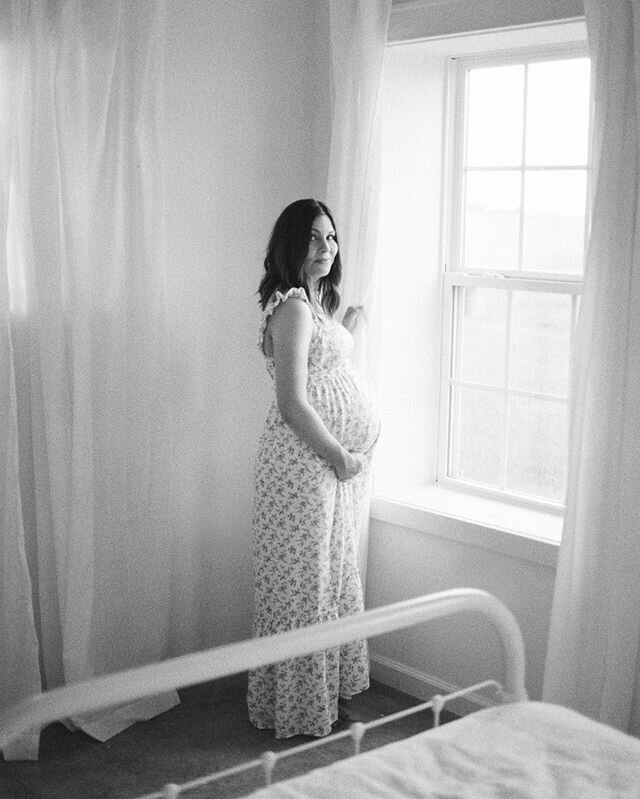 How stunning is this sweet momma!? Story time: She&rsquo;s a friend of mine, and we last minute (very last minute, like a week and a couple of days out from delivery😬) decided to try and fit in a maternity session for her to document this special ti
