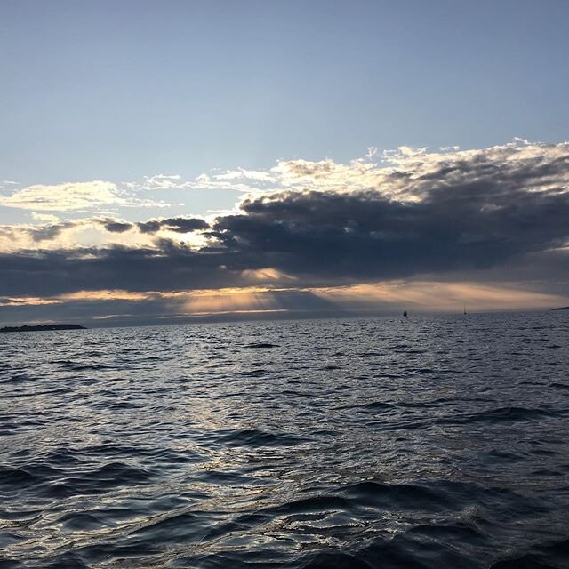 Sunrise row. #echorowing #echorowingshells #echorowingw #openwaterrowers #openwaterrowing #wherewillyourechogo