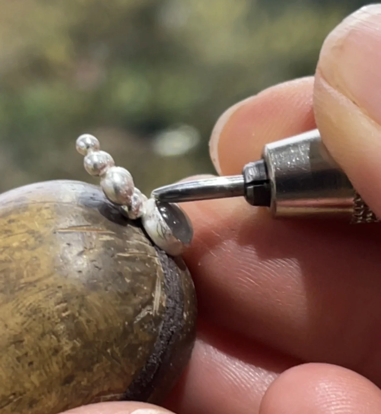 Finishing a handmade conch earring - Stone setting and polishing