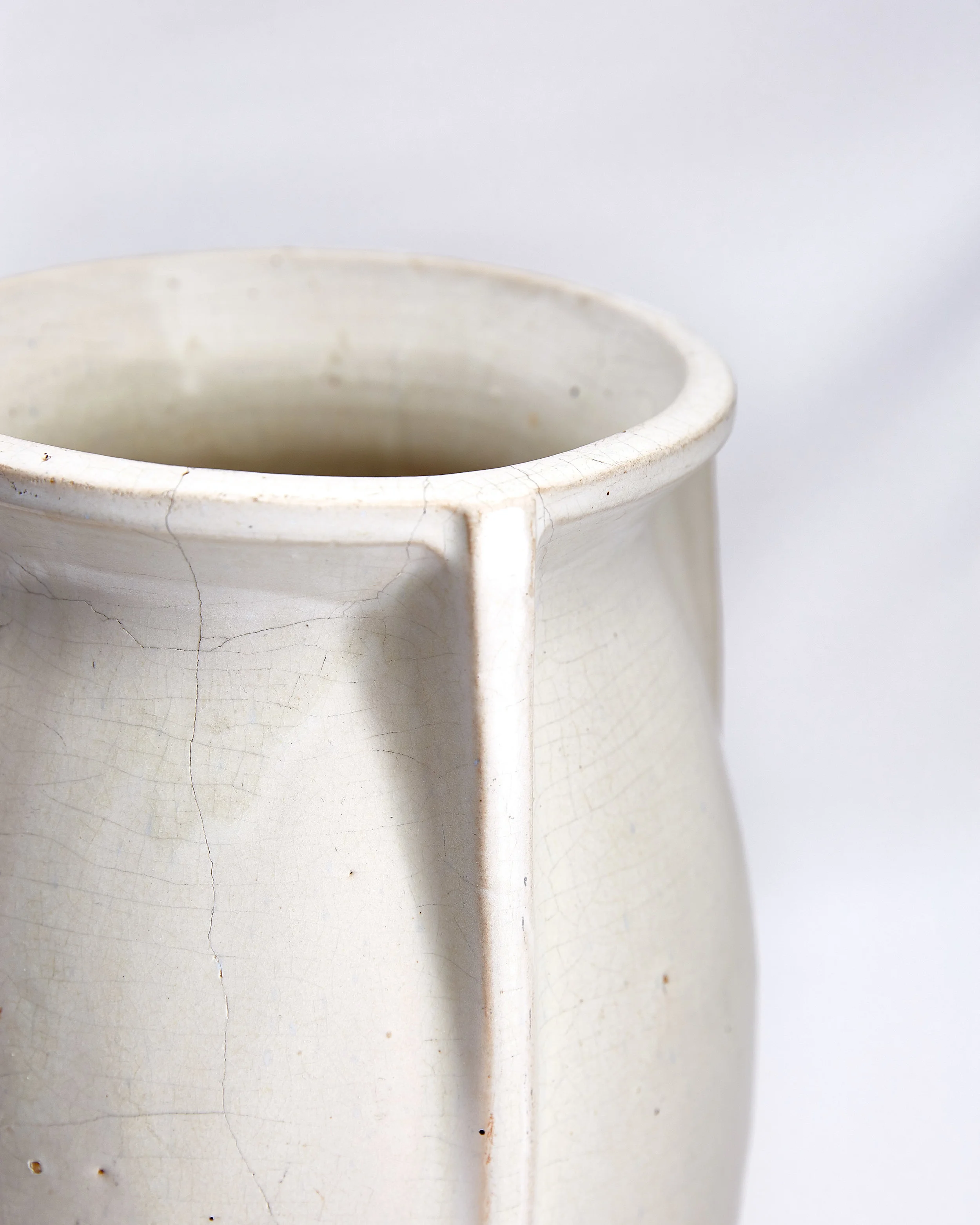 Brush_McCoy_Raised_Shoulder_Vase 4.jpg