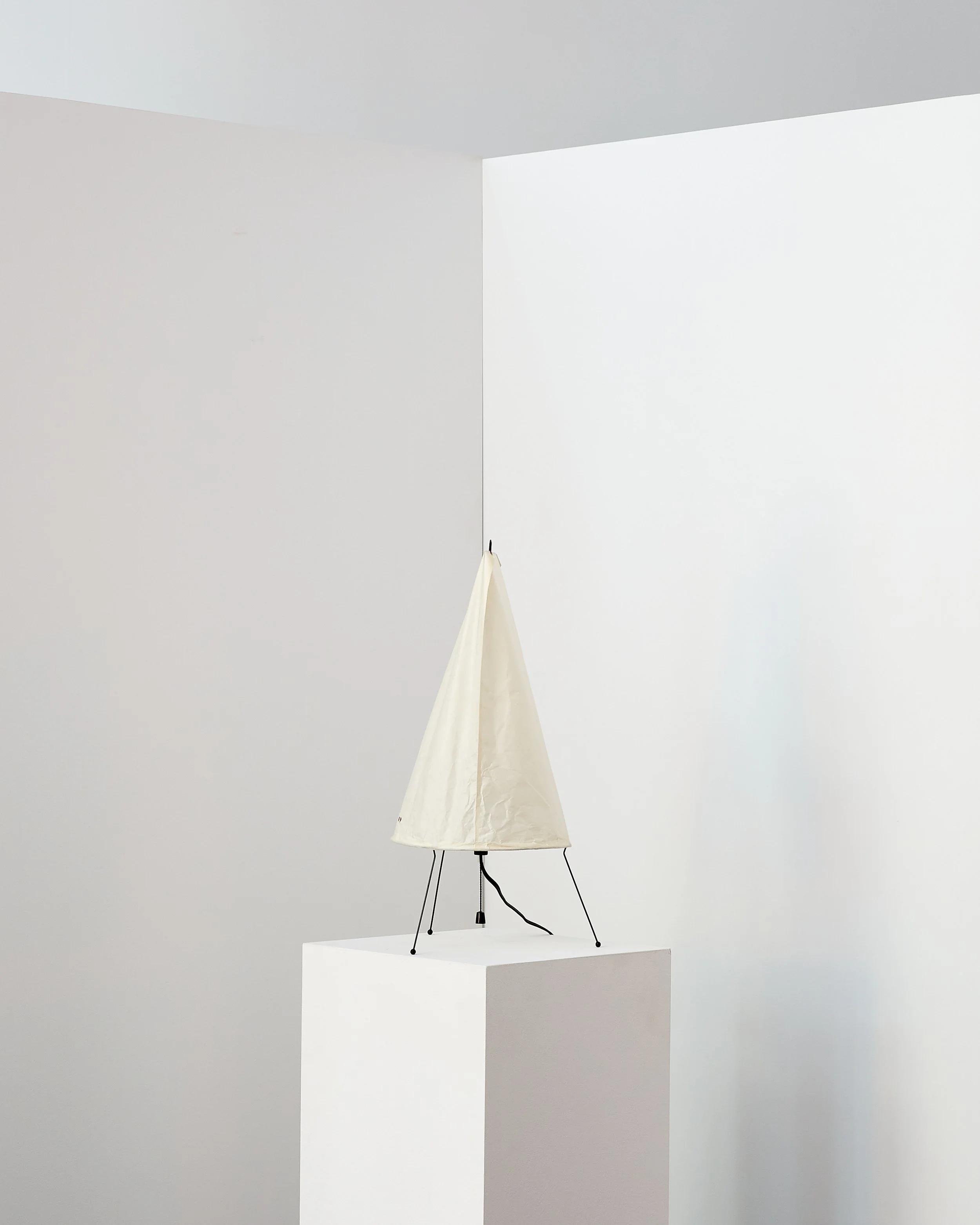 Early Isamu Noguchi Akari Light Sculpture Model 1P Table Lamp 