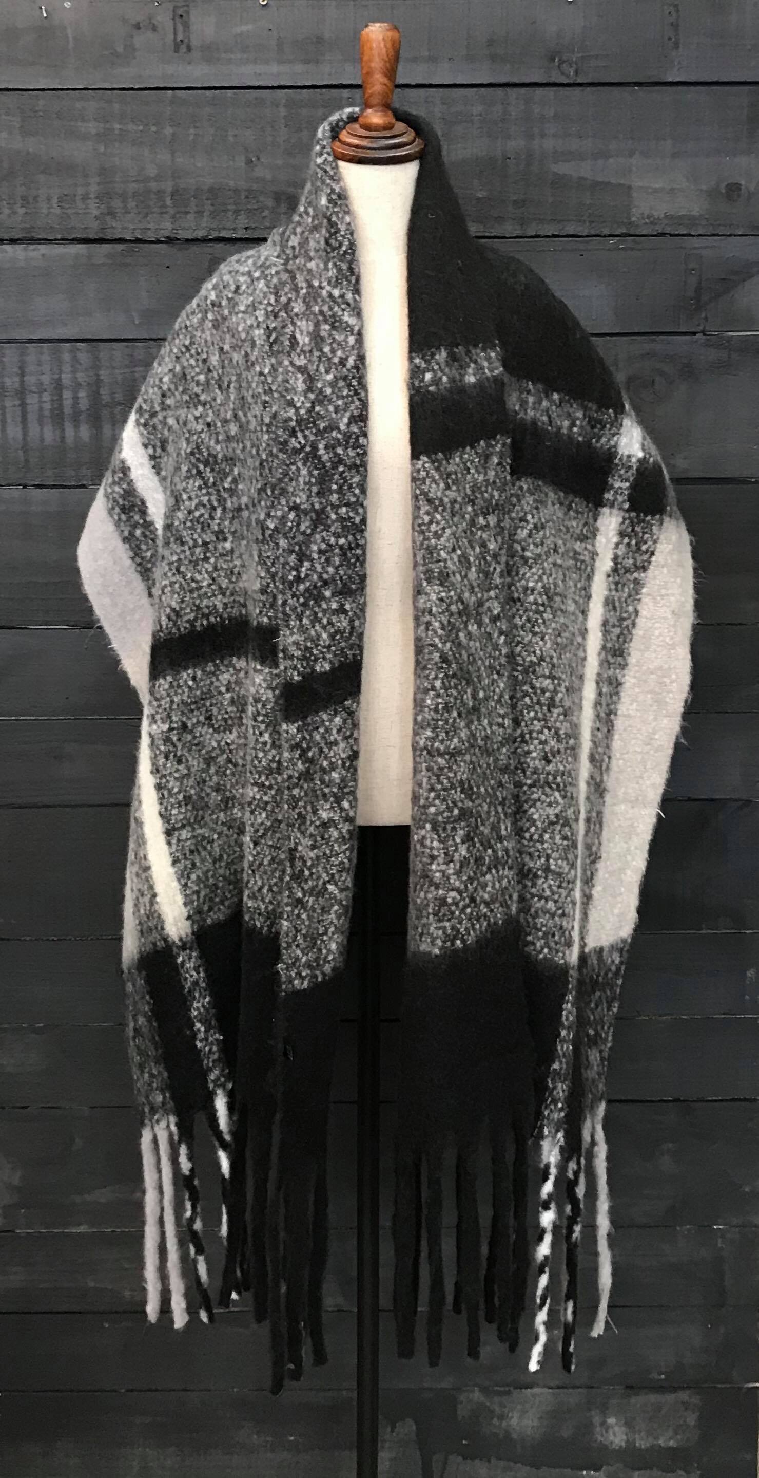 Soft Touch Check Scarf [Black &amp; White]