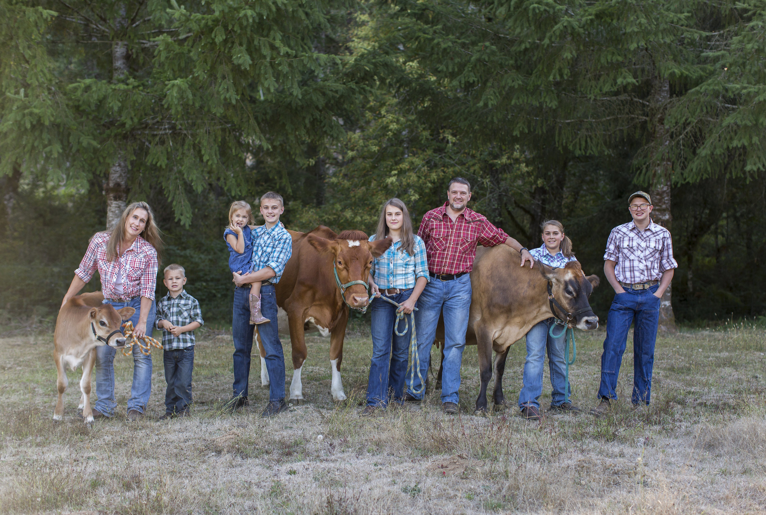  Lori, Brayden, Kendra, Weston, Elainna, Jeremy, Makenna and Ryan. Cows pictured; future milk cow Tilly, milk cows Dahlia and Whimsy