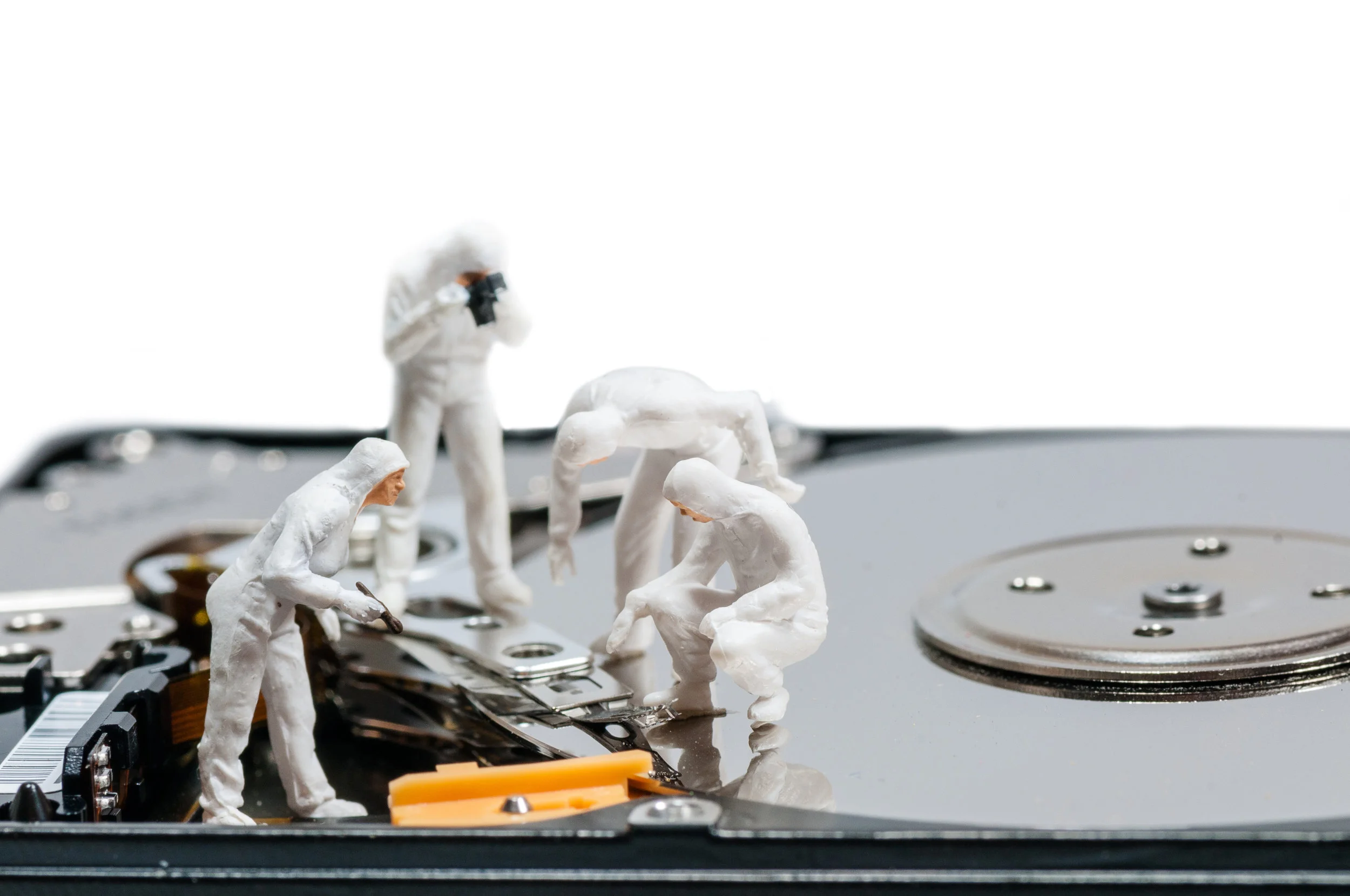 photodune-7442593-group-of-criminologists-inspecting-broken-hard-rive-xl.jpg
