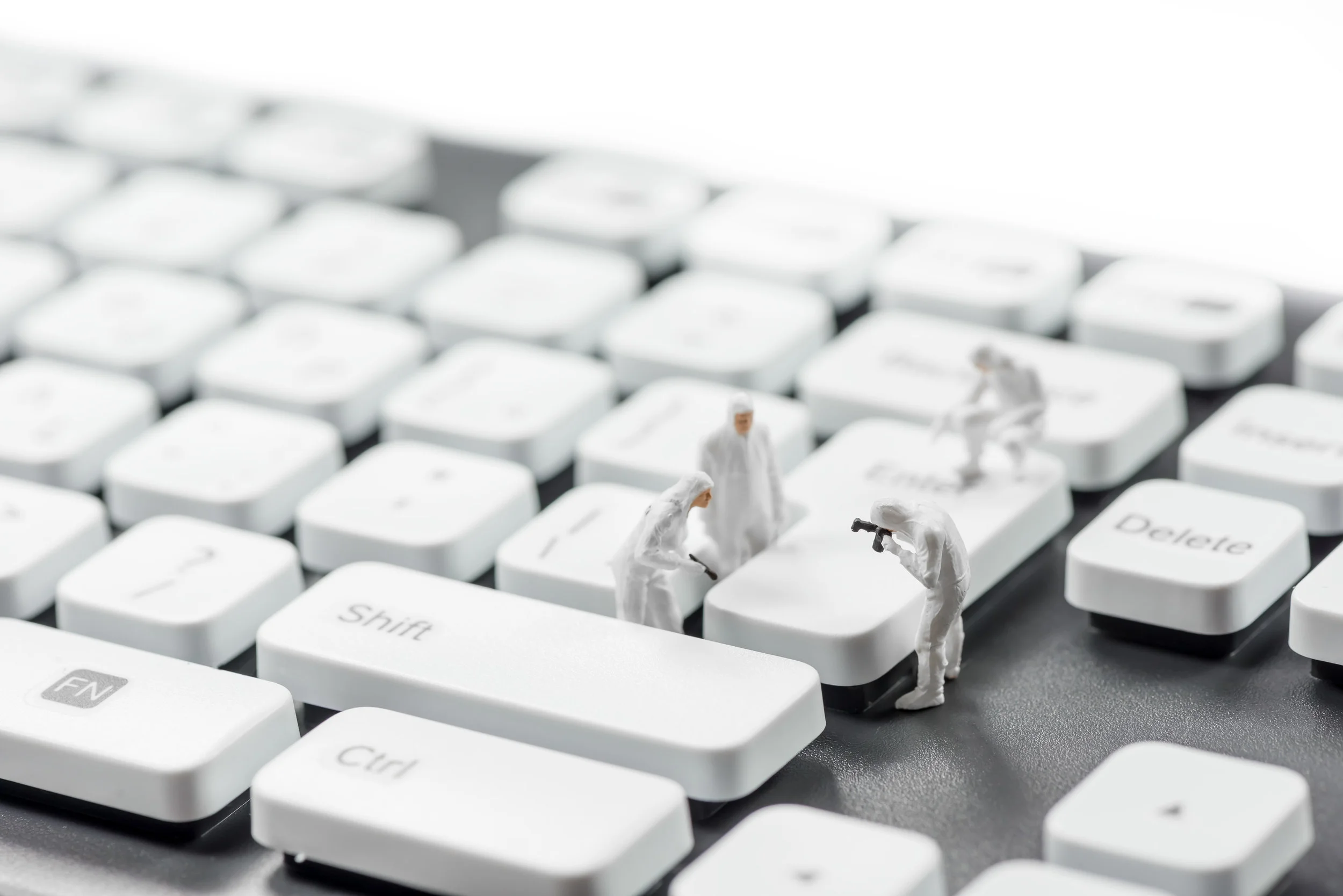 photodune-11947459-group-of-miniature-criminalists-inspecting-computer-keyboard-cybercrime-concept-xxl.jpg