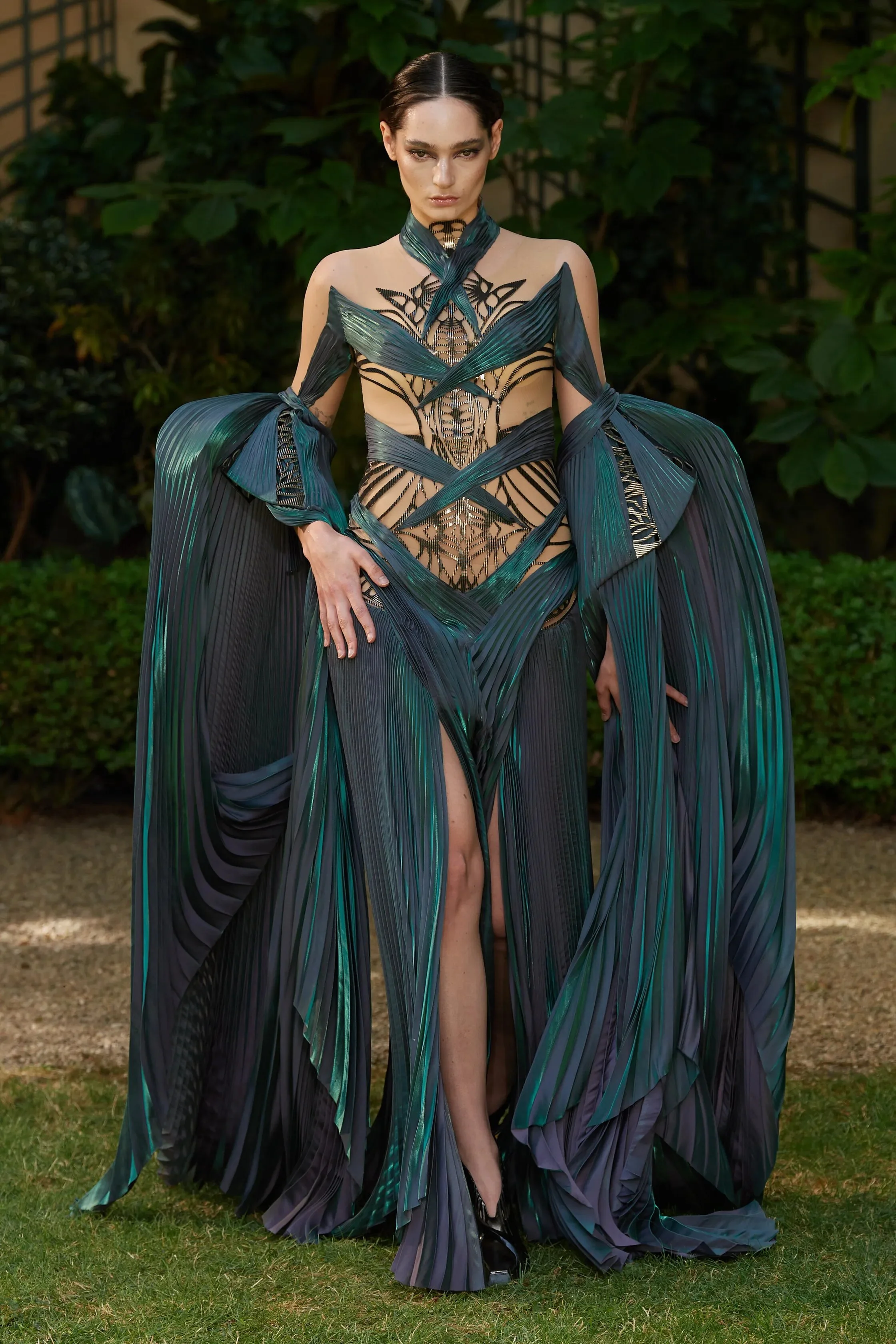 00011-iris-van-herpen-fall-2023-couture-credit-gorunway.jpg.jpg