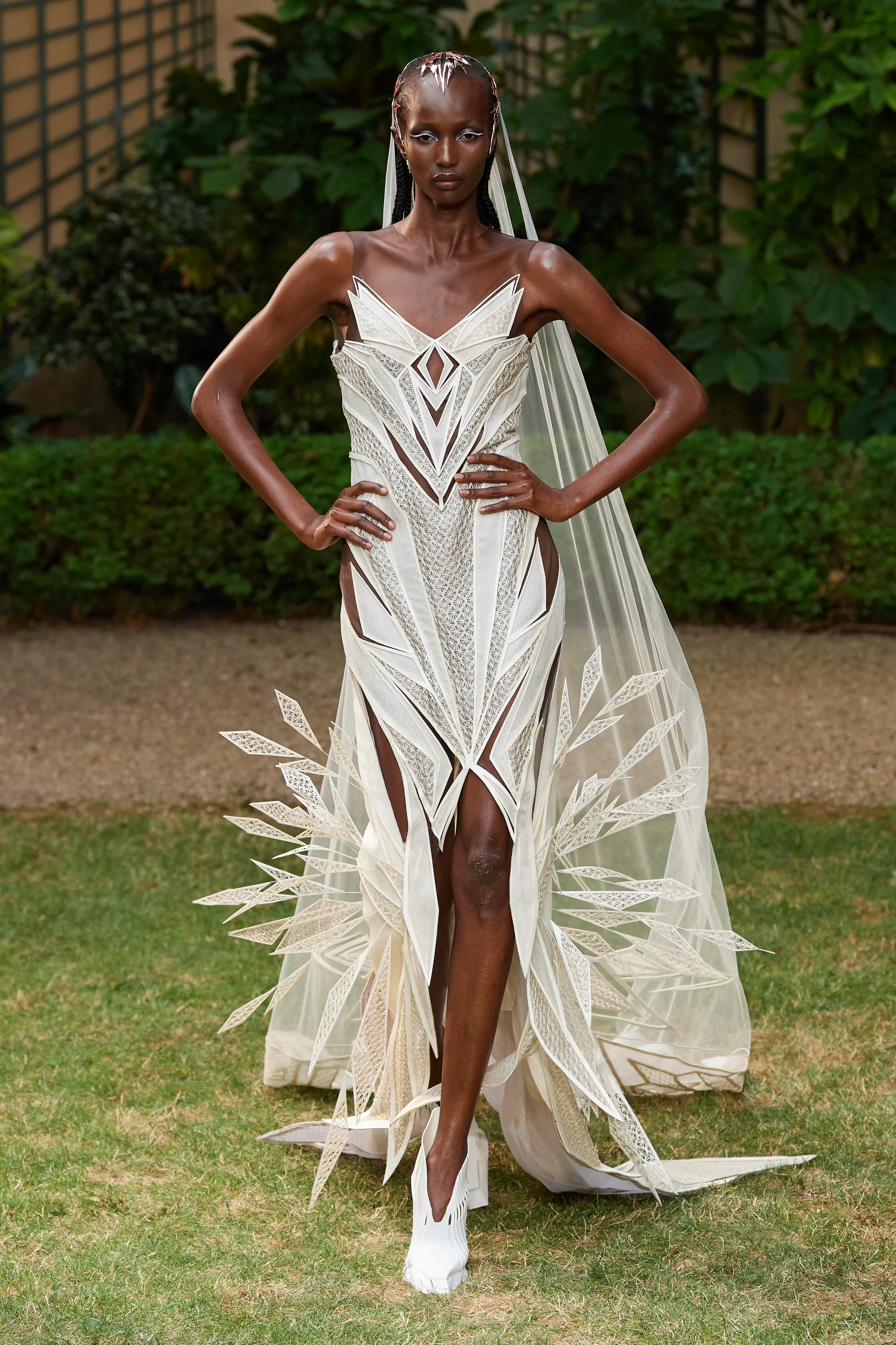 1-iris-van-herpen-fall-2023-couture-credit-gorunway.jpg-2.png