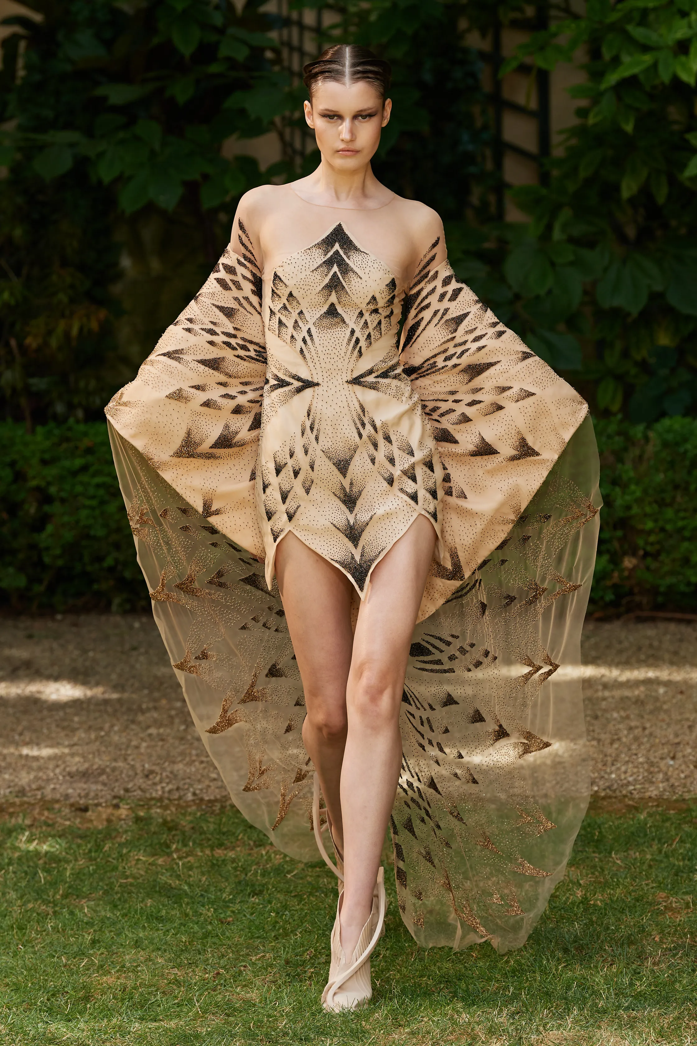 00005-iris-van-herpen-fall-2023-couture-credit-gorunway.jpg.png