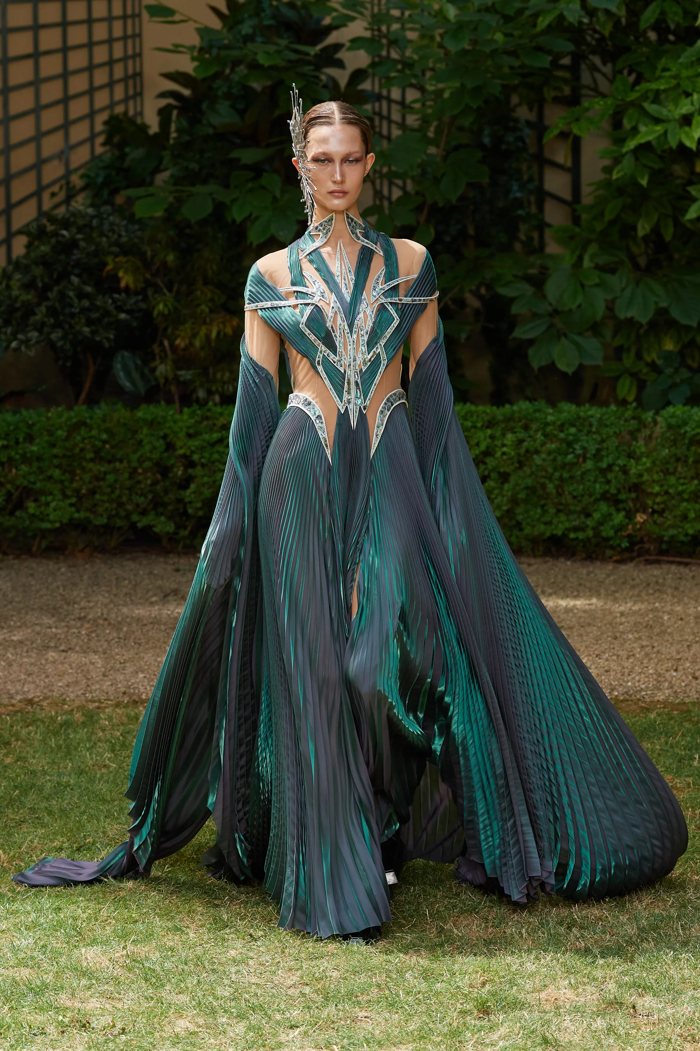 00006-iris-van-herpen-fall-2023-couture-credit-gorunway.jpg.png