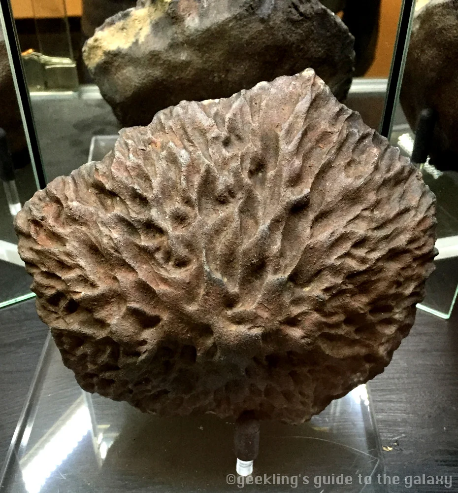 Oriented meteorite.