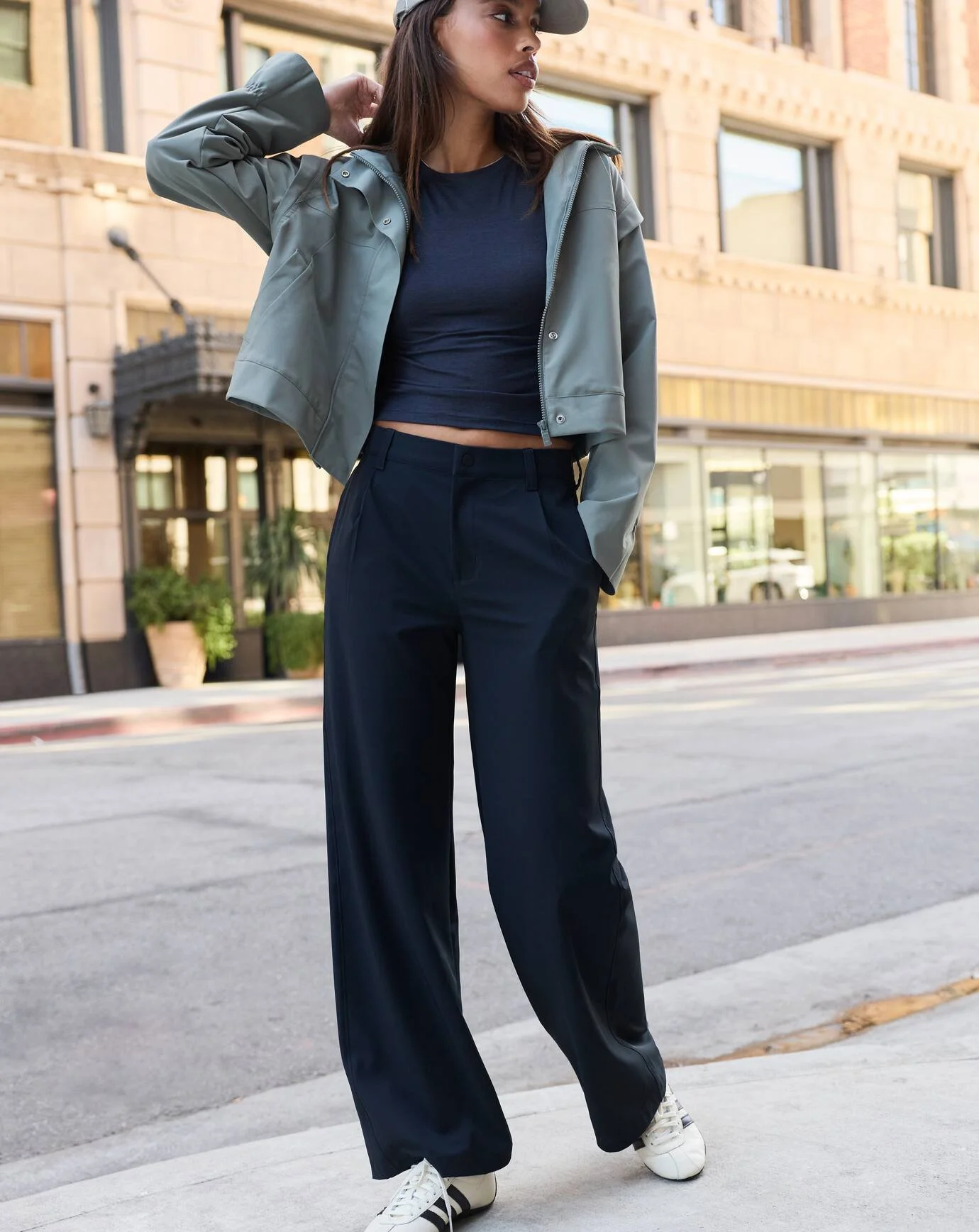 LIFESTYLE_PDP_IMAGE-FH26 OUTERWEAR LAYERS_NEWFALLCLASSIC_DAY3_SHOT_05_FEMALE_5751_SECONDARY.jpg
