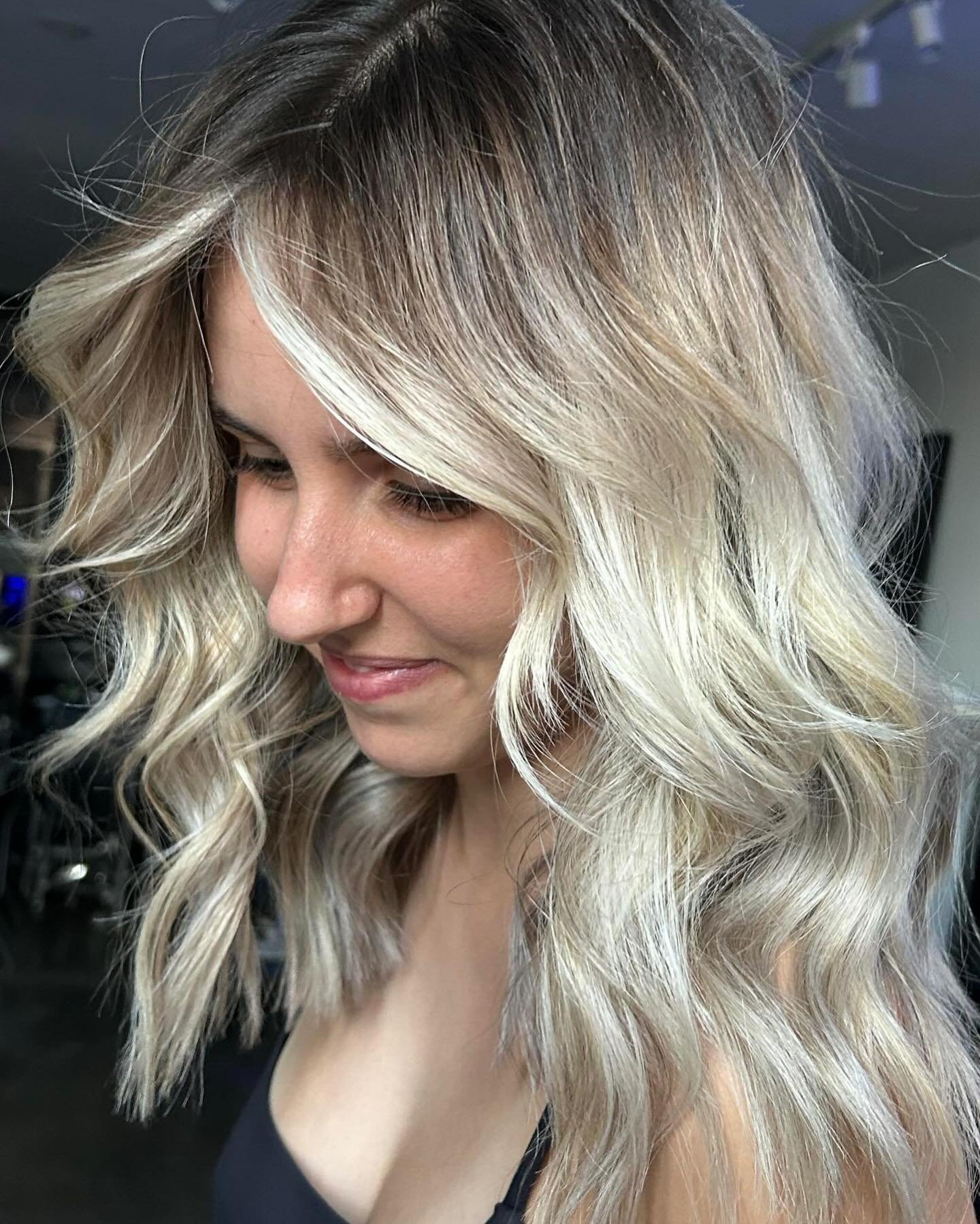 👉🏻 Swipe to see the before! 

Welcome to the bright side Sarah 🌼☀️💛

-Fullhead of Balyage Foils 
-Tip Out Ends 
-Basin Baly
-Gloss
-Wellaplex 
-Cut &amp; Styled

The total BoBlonde Transformation Package! 

Magic created by @hairbyangel_boblonde 