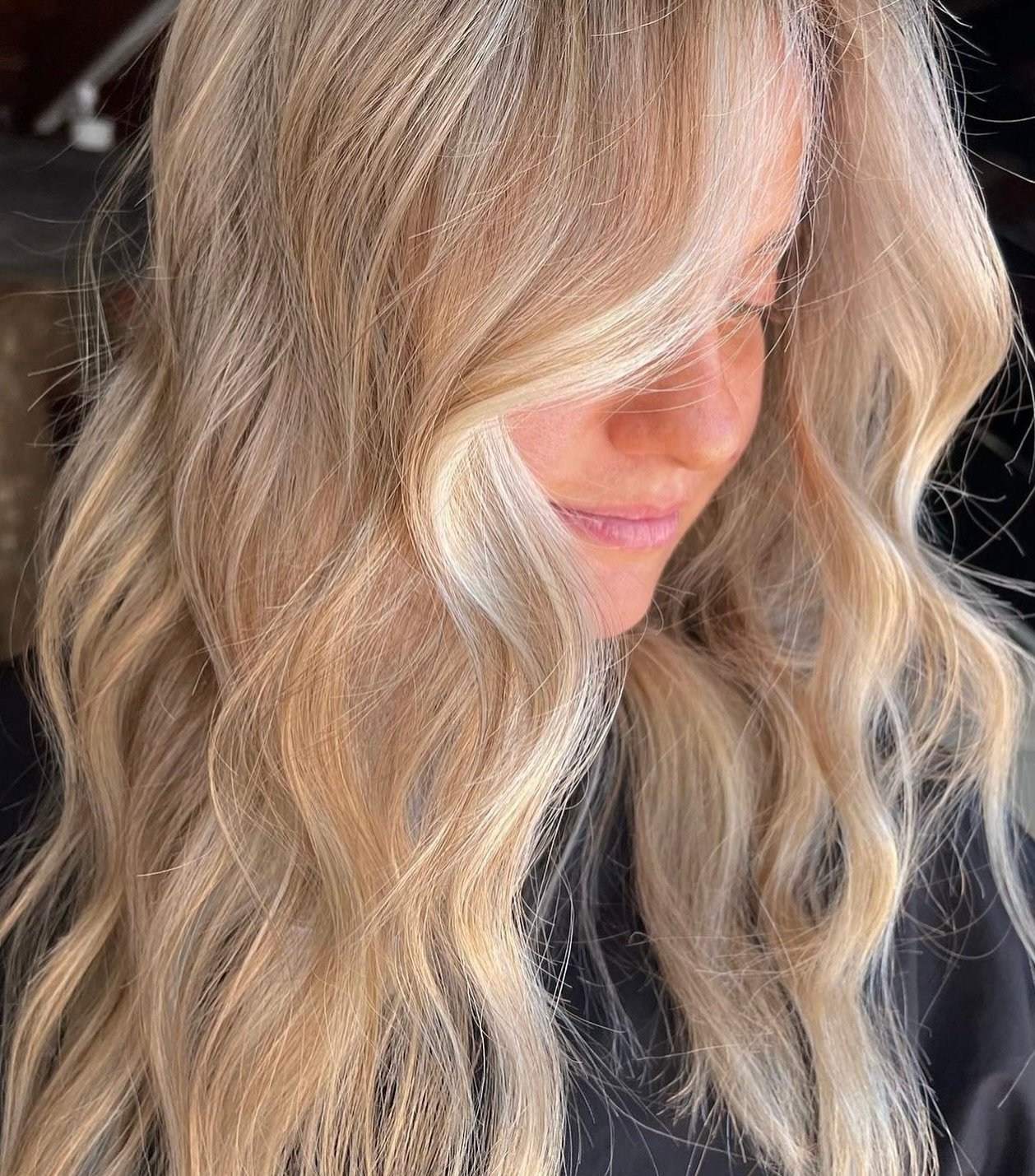 Introducing the Gigi special! Her technique in her Foilayage foils with the added tip out is honestly effortless! The perfect grow out for the clients that want the low maintenance grow out while being a bright blonde 

Coloured &amp; Styled @gigi.bo