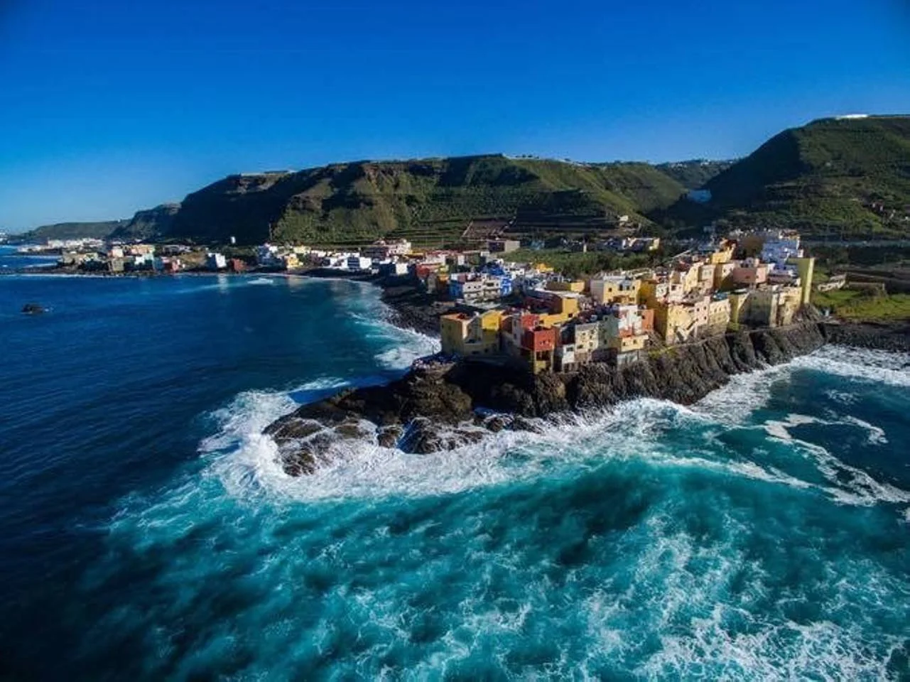 Above: Can you spot clifftop restaurant Locanda el Roque on the point? 