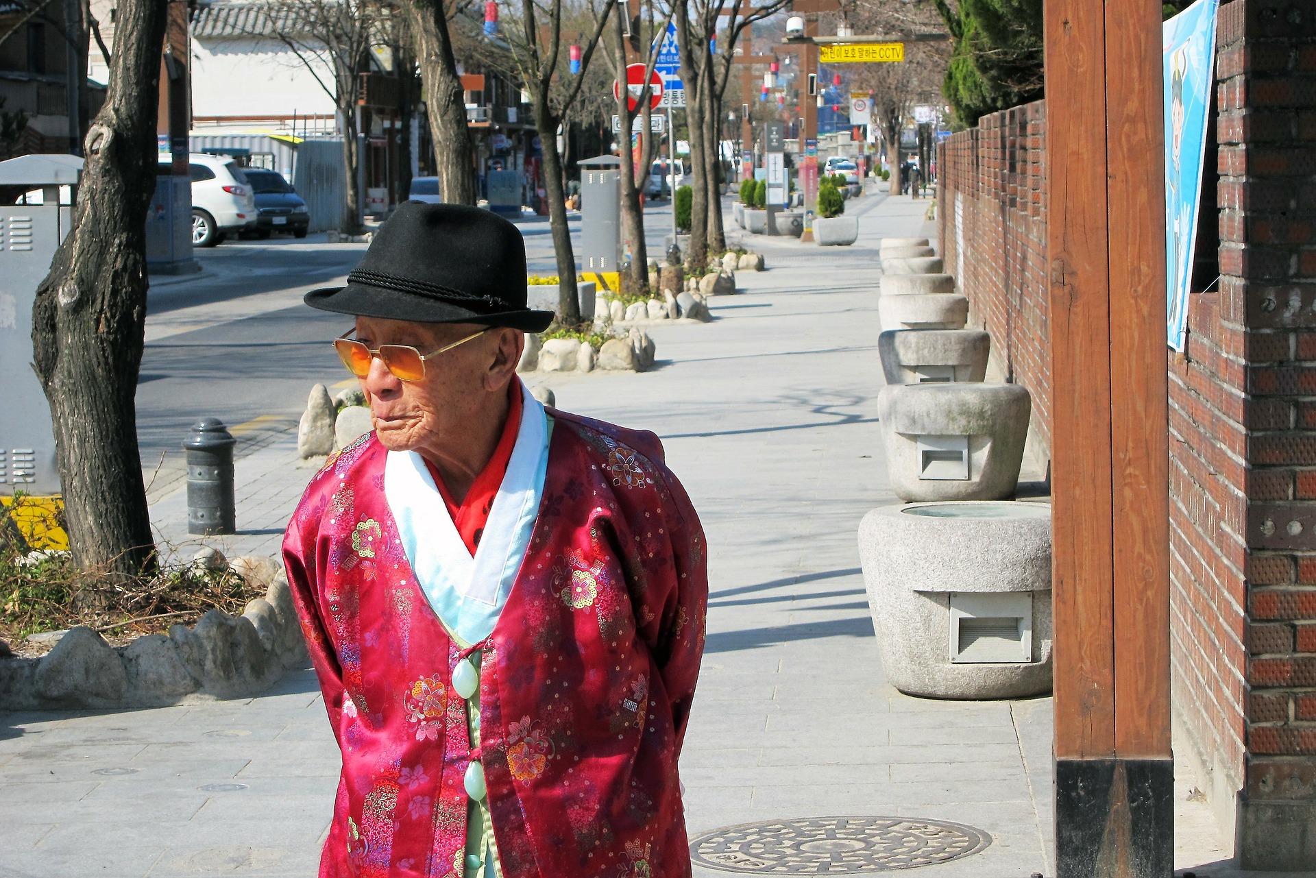 在韓國跟比自己大的人都要說敬語(即使長沒幾歲也是)