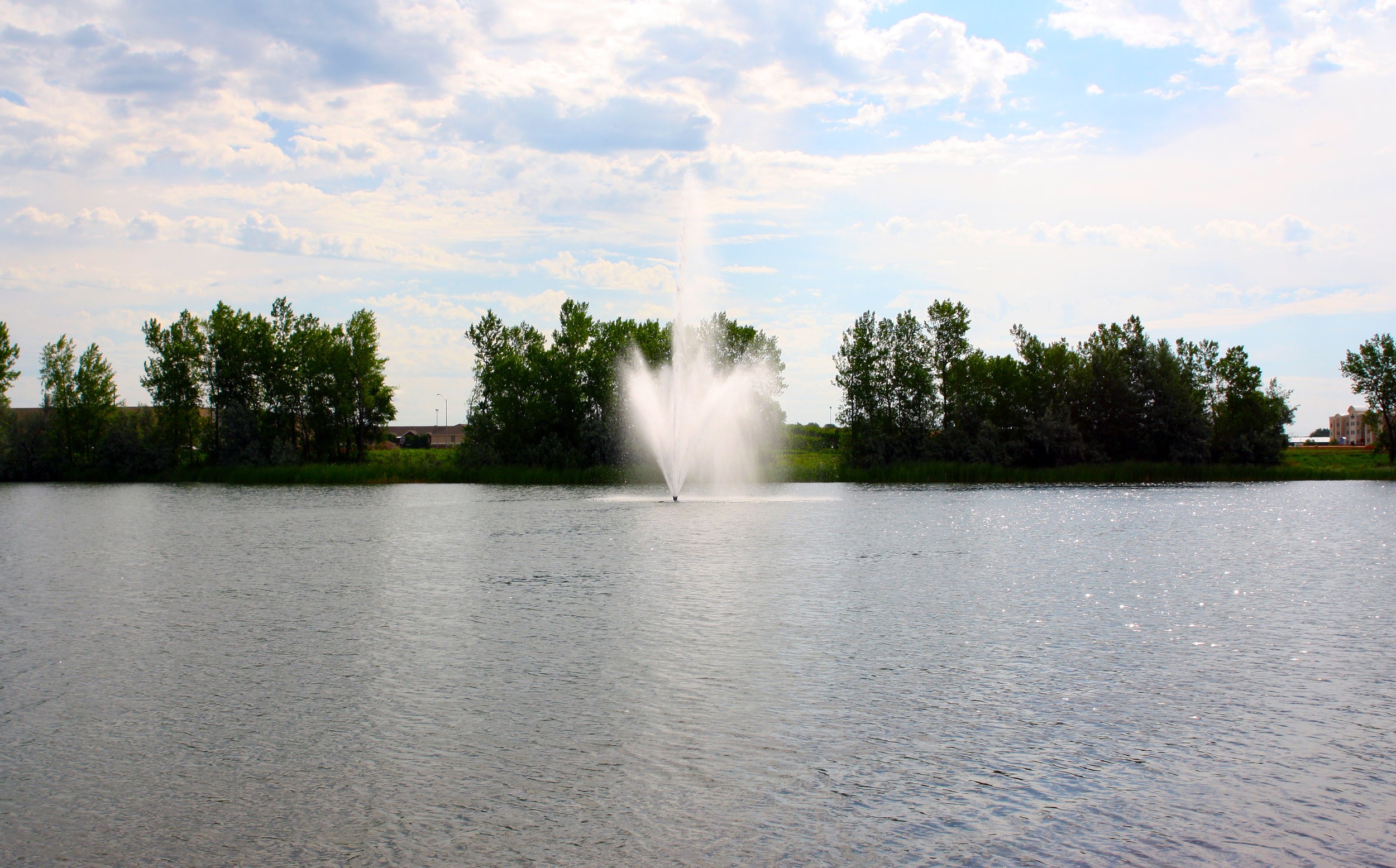 The fountain is easily seen from many points around the lake — even from W. 26th Street, just west of Interstate 29.