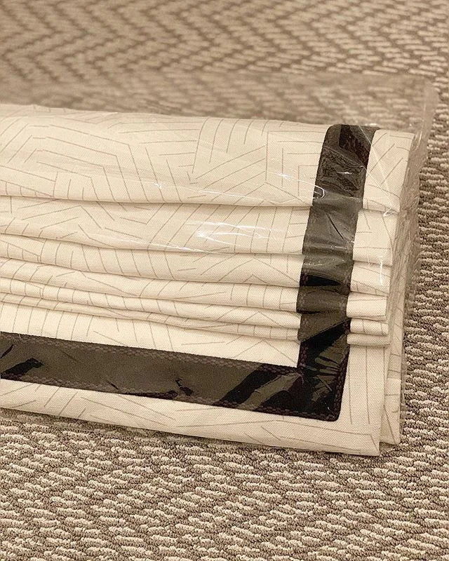 🖤G E O M E T R I C gorgeousness! 🖤 All of my @milesredd dreams are coming true with these custom roman shades. #sneakpeek #geometricdesign #customwindowtreatments #residentialdesign