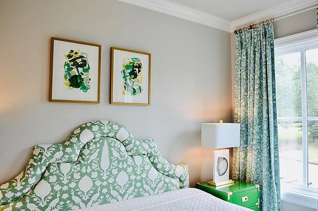 A little St. Patrick&rsquo;s Day 💚greenspiration! #guestroom  #abstractart #home  #homedesign #furniture  #luxeathome  #residentialdesign #greenlove #interiordecor  #homesweethome #interiorstyling #schustagram #photooftheday