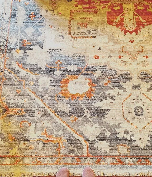 f r i n g e b e n e f i t s 
I&rsquo;m crazy over this gorgeous hand knotted rug! 
#luckyguests #luxeathome #handknotted #interiors #interior  #residentialdesign  #guestroom  #arearugs #interiordecor #ruglove  #love #textiles