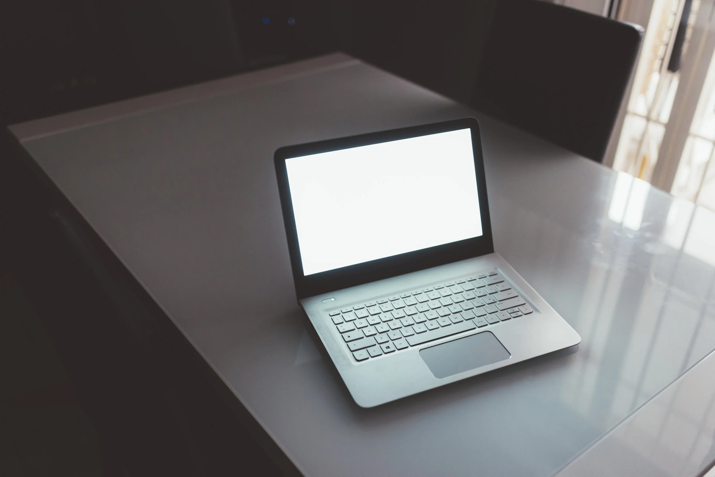 graphicstock-laptop-with-black-screen-on-table-business-technology-concept_SpjOjVckW.jpg