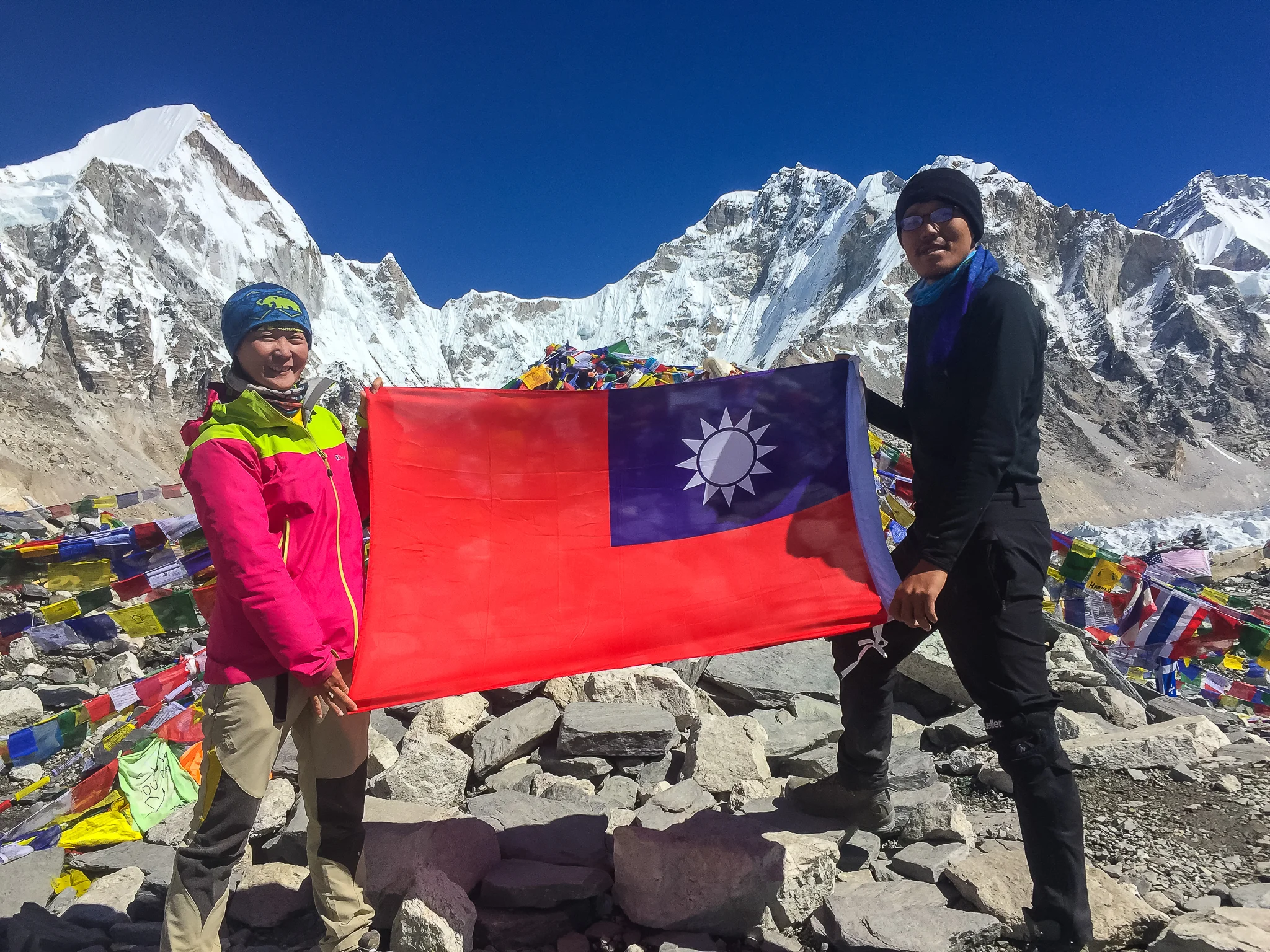 Lizhen and Kilik displaying their Taiwanese patriotism