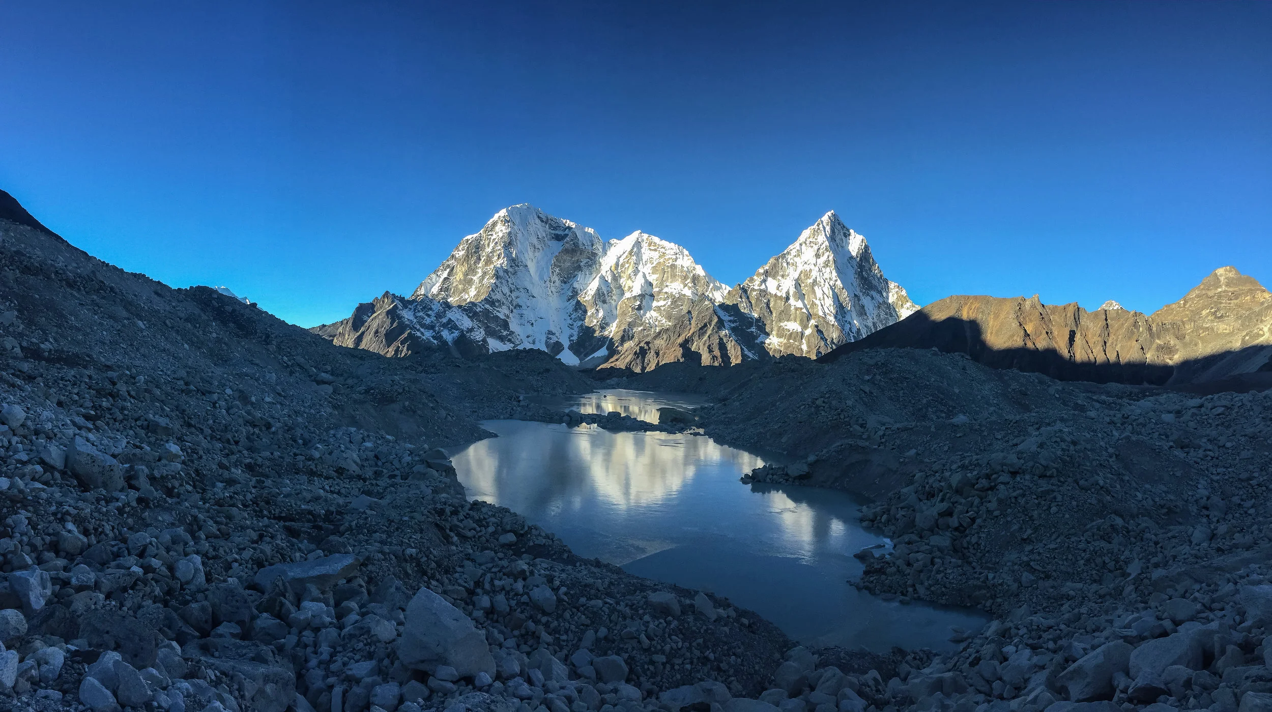 Taboche Peak (6,495m), Chola Tse (6,440m), Arakam Tse (6,423m)