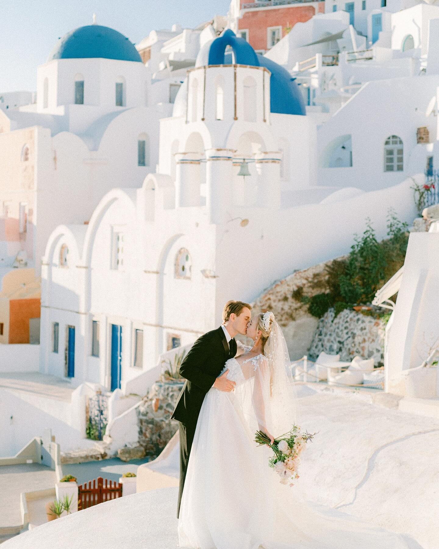 So excited to say that this beautiful Oia Wedding is featured on @bajanwed. 
Check it out! Link in bio
.
.
.
Photographer: @elizabethhuntphotography 
Wedding Planner, Styling &amp; Design: AMV Weddings @amv_weddings
Florist: Maria Voudouri @mariavoud