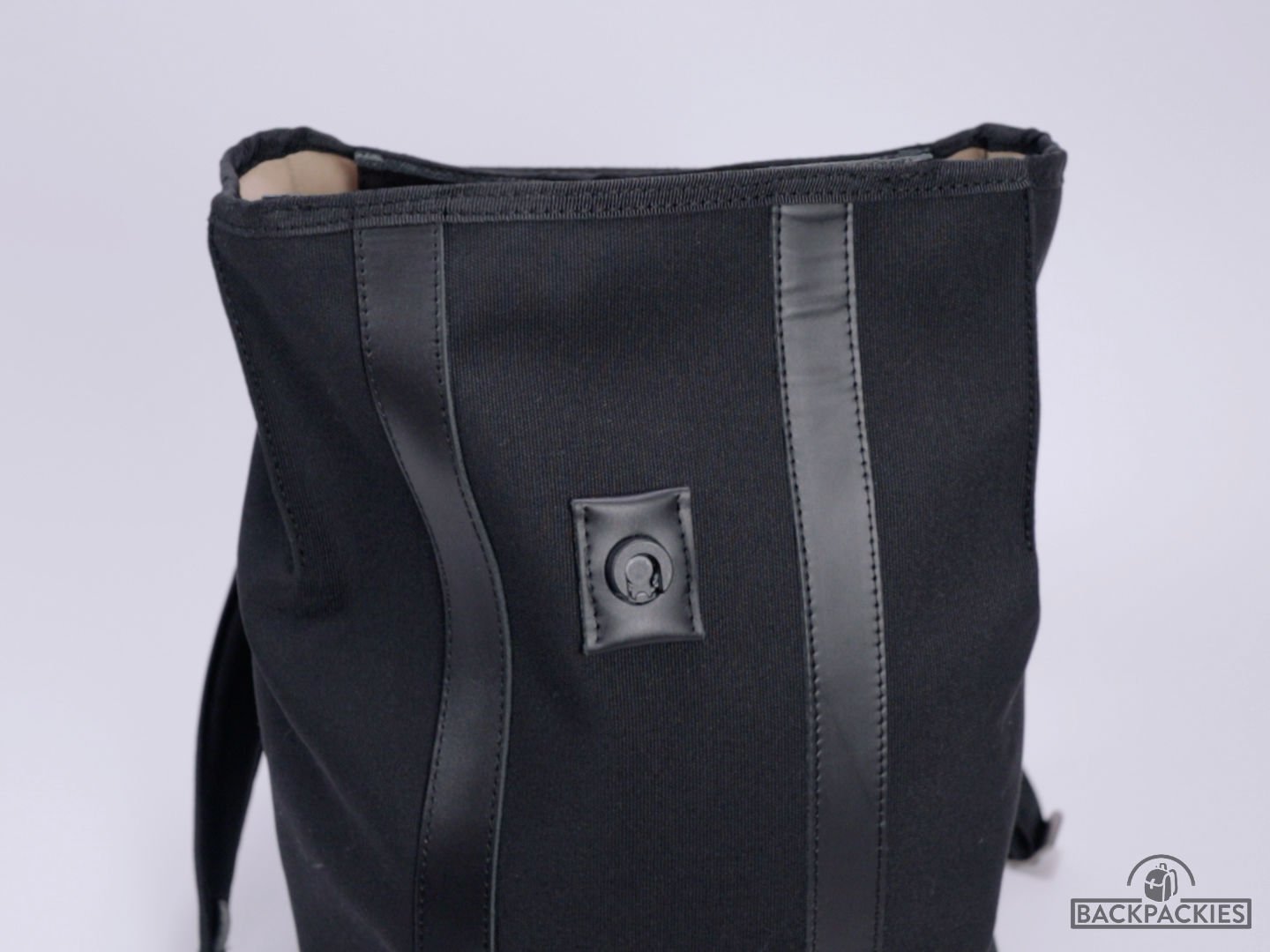 Harber London Commuter backpack review - magnetic lid 