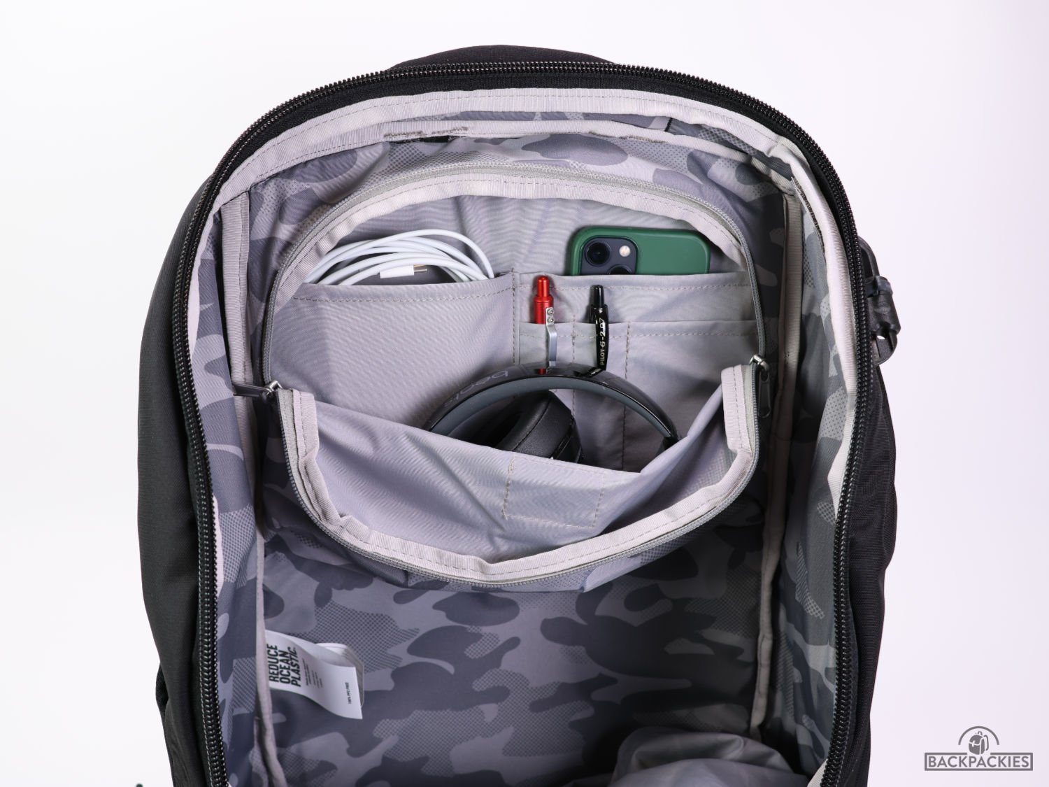 Pacsafe Venturesafe EXP35 backpack pockets