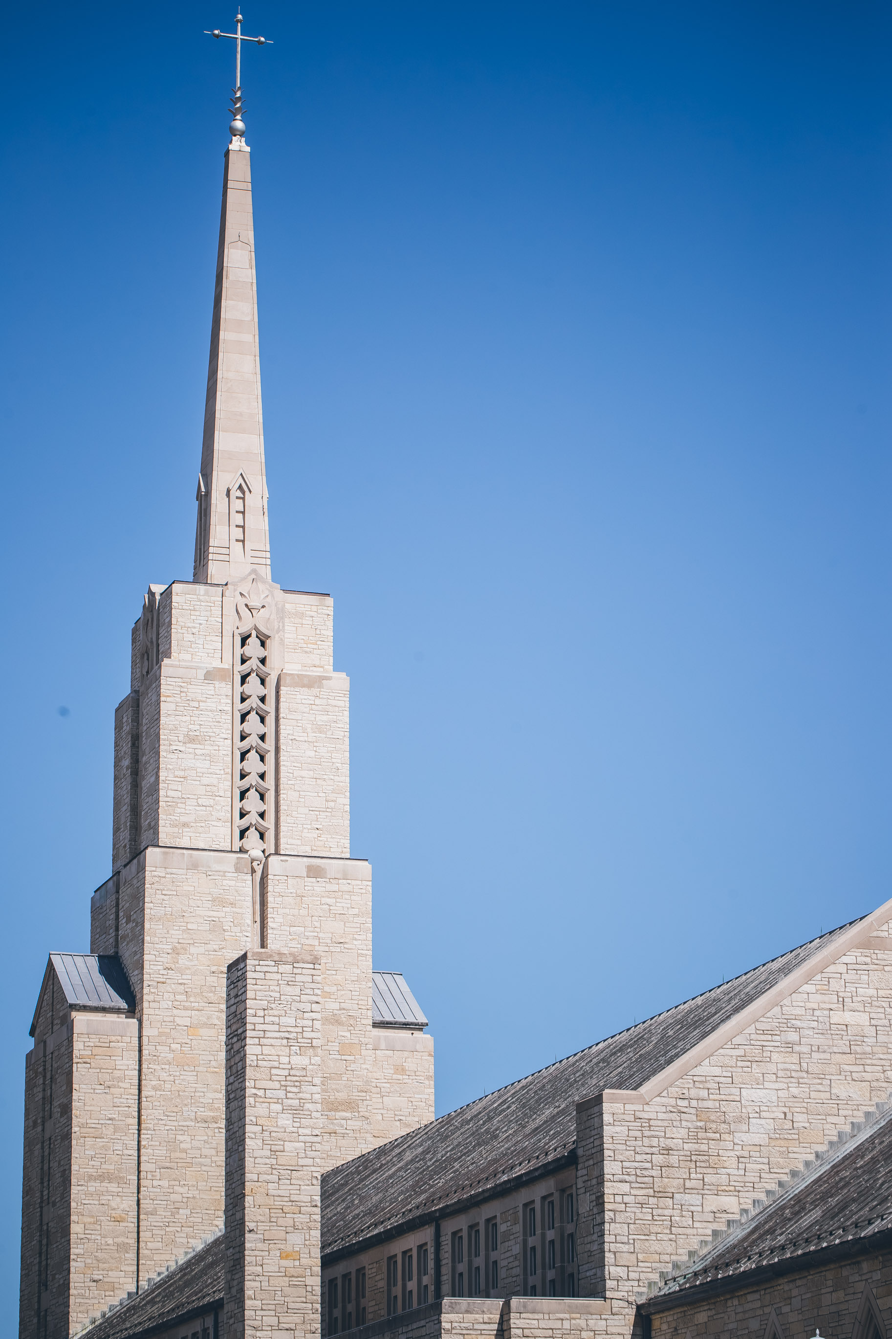 La Crosse, WI Wedding Photographers. La Crosse Bridge. Waterfront Wedding. cathedral wedding.