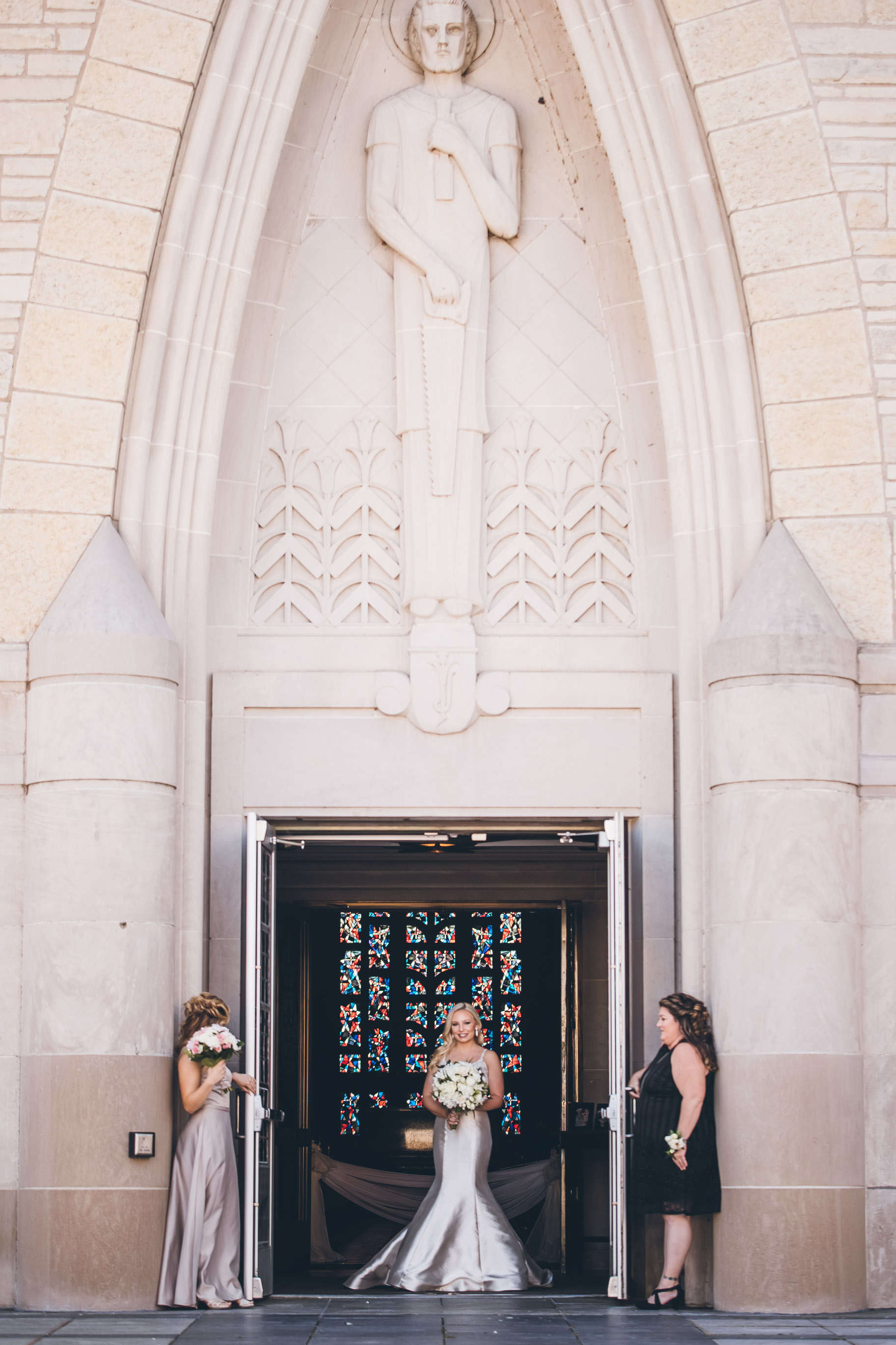 La Crosse, WI Wedding Photographers. La Crosse Bridge. Waterfront Wedding. cathedral wedding.